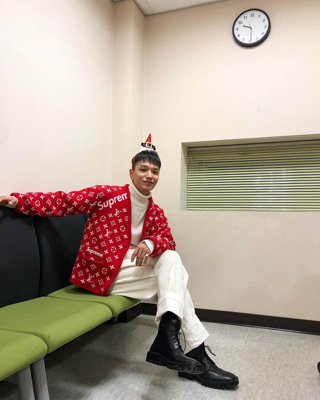 サイモンD のインスタグラム：「merry christmas! (가디건 주머니 달았다 그게 포인트)」