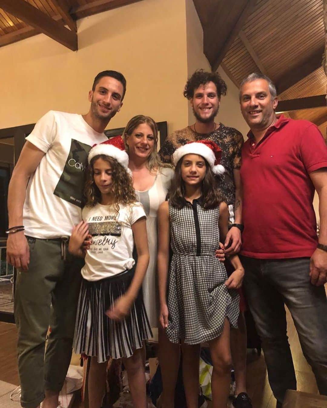 ロドリゴ・ベンタンクールのインスタグラム：「#FelizNavidad #BuonNatale #MerryChristmas 🌲🎁」