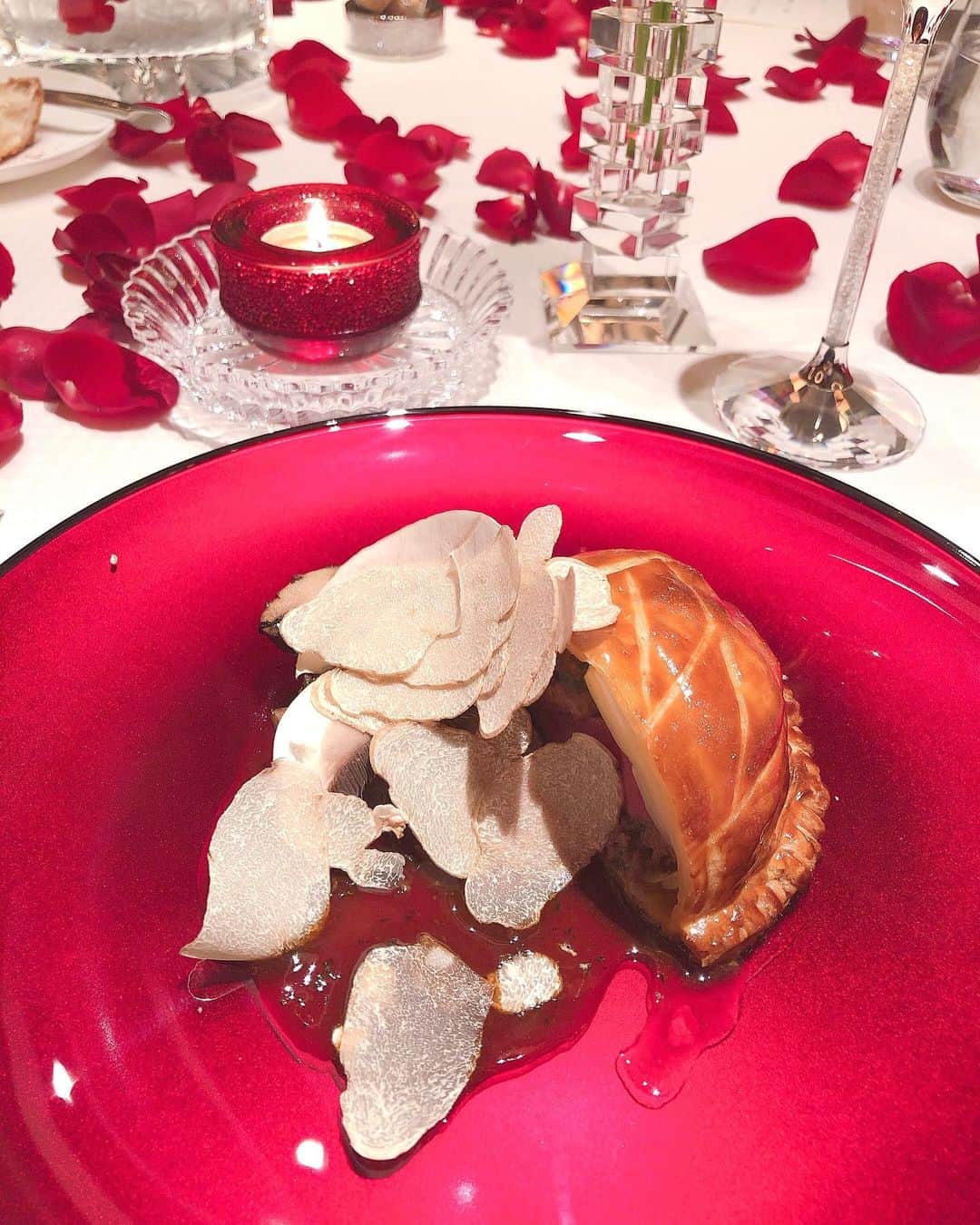 松岡里枝さんのインスタグラム写真 - (松岡里枝Instagram)「Merry christmas🎄❤️ クリスマスイヴは、前から予約して楽しみにしていた 銀座のフレンチ《l'art et la manièr》で クリスマスの特別コースをいただきました☺️💞 . キャビア、トリュフ、フォアグラ、 それから白トリュフまで出てきたよ🥺🍽 デザートも可愛かった😻🍓 テーブルには薔薇の花びらが敷き詰められていて とってもロマンチックで素敵でした🌹 グラスとかも全部bacarratなの🥂✨ . クリスマスディナーのデート服は @debutdefiore の白ワンピ❤️ ネックレスは @harrywinston です✨ . #xmas #christmas #christmaseve #christmasdinner #xmasdinner #french #dinner #debutdefiore #harrywinston #bacarrat #銀座 #クリスマス #クリスマスイヴ #クリスマスディナー #クリスマスデート #白トリュフ #デビュードフィオレ #ハリーウィンストン #ラールエラマニエール #バカラ #薔薇」12月25日 13時36分 - okarie1023