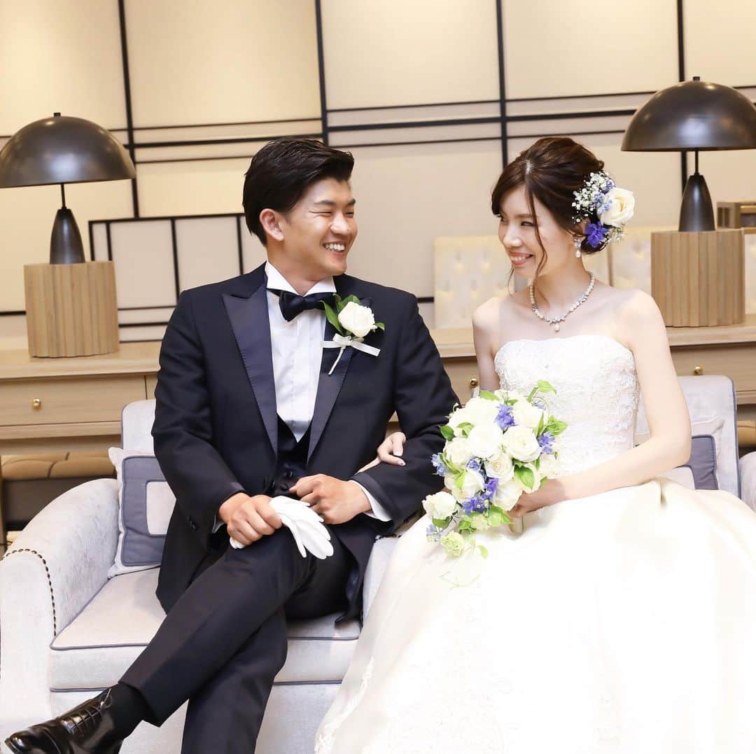 ホテルモントレ ラ・スール大阪ウエディングのインスタグラム：「@lasoeurosaka_wedding 終わった後も1ショット撮影💕 . . . #モントレ花嫁 #ホテルモントレラスール大阪  #モントレウェディング #モントレ #モントレラスール大阪 . . #dressy花嫁  #marry花嫁  #プレ花嫁 #卒花嫁 #全国の花嫁さんと繋がりたい  #weddingdress #takamibridal  #wedding #結婚式 #ホテル」