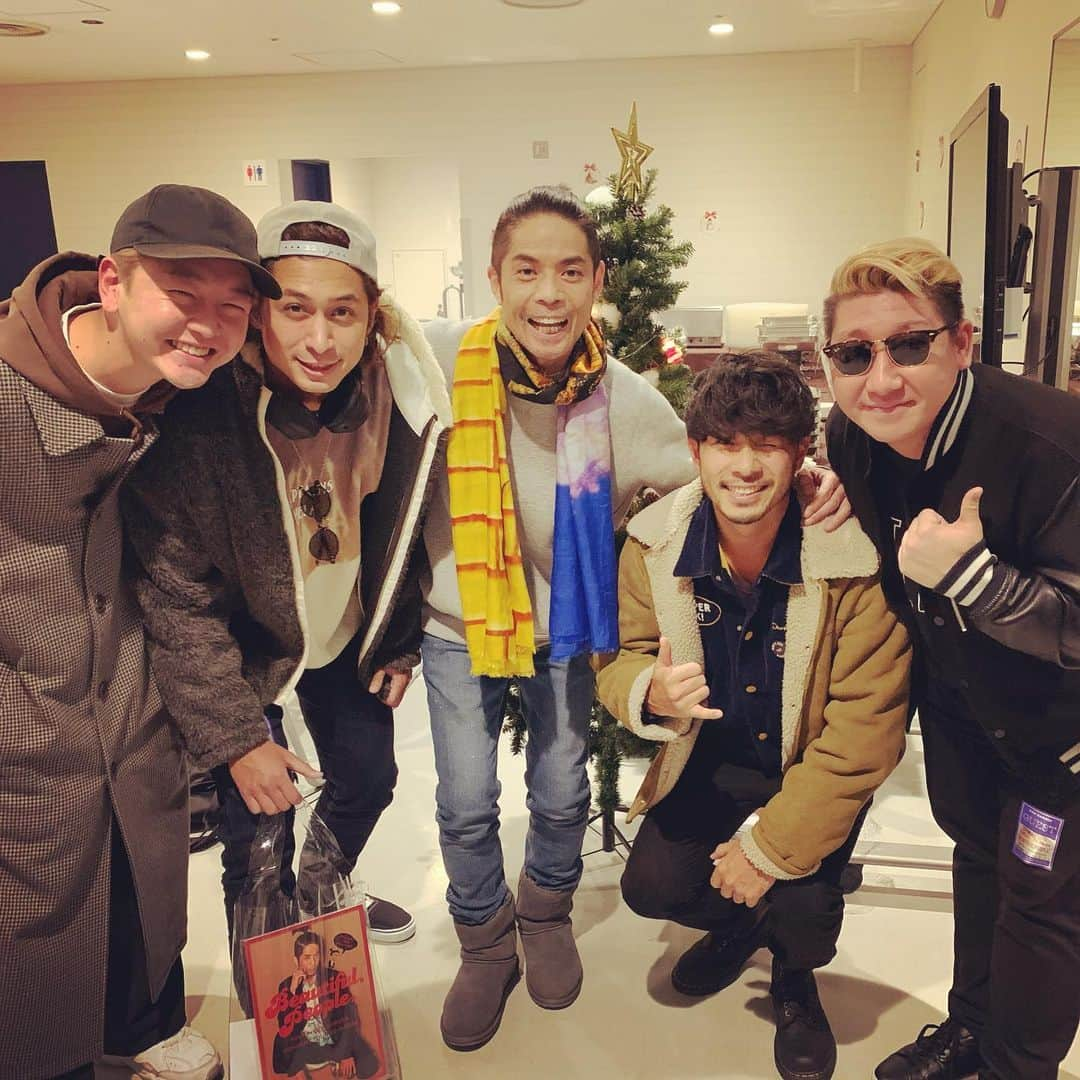 KENNY（吉原健司）さんのインスタグラム写真 - (KENNY（吉原健司）Instagram)「Merry Christmas🎄 Did you watched my new video on #YouTube??🎅 YouTubeにて公開されたHoney Flavorはもう見てくれた？ そして、写真はここ最近の思い出を一気にまとめてみた🤘🏾どれがどのライブかわかるかな？😎」12月25日 13時46分 - kenny_yoshihara