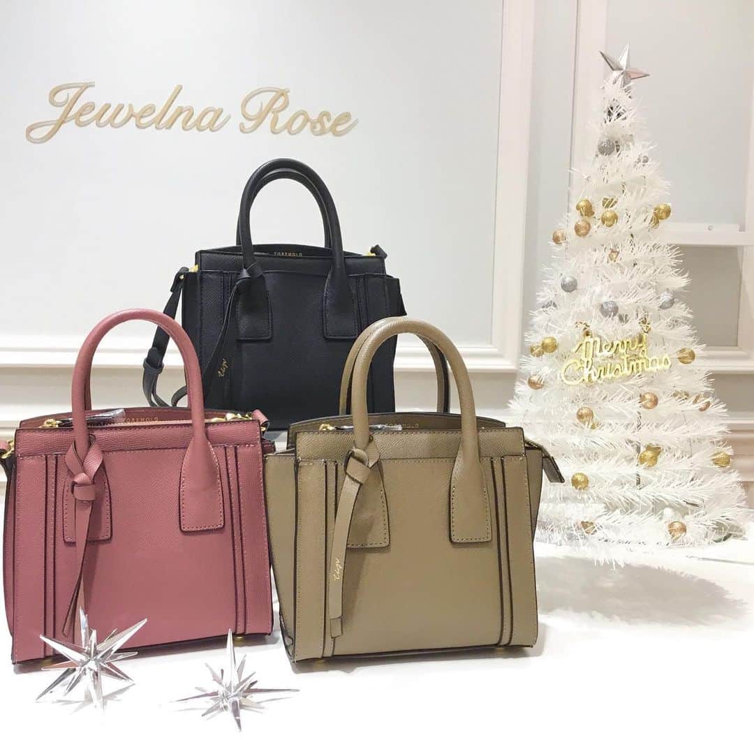 のインスタグラム：「. . 🎅🏻MerryChristmas💓 . 🌹ジュエルナローズあべのsolaha店です🌹 . . 🎄エライザルームス・レザートート 品番:32651  price:18,000+Tax . . 🎄エライザミニ・レザートート 品番:32653 price:16,000+Tax  お色はブラック、ホワイト、グレージュ、 スモーキーピンク、ネイビーの5色展開😆✨ シンプルなデザインで オールシーズン使っていただけます🌟  是非店頭でご覧ください😊 ご来店お待ちしております💕  ウイング館3F　ジュエルナローズ TEL:06-6115-8887 . . あべのsolaha店 ☎︎06-6115-8887 . #jewelnarose #ジュエルナローズ #大阪 #天王寺 #ソラハ #solaha #あべのハルカス #ハルカス #あべのソラハ #あべのsolaha #osaka #instapic #instafashion #winter #style #autumn #2019 #aw #お洒落な人と繋がりたい #xmas #happychristmas #merrychristmas」