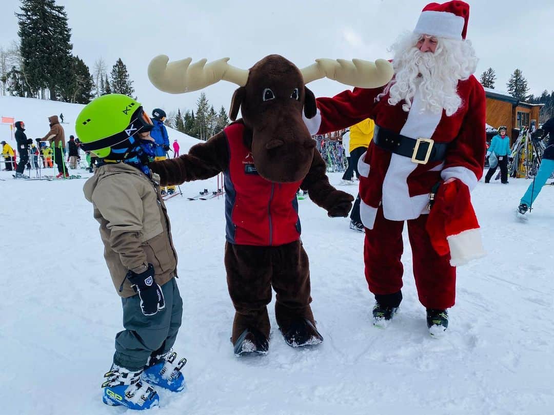 ダニエラ・ルーアさんのインスタグラム写真 - (ダニエラ・ルーアInstagram)「... And Santa and a moose on the slopes today 🎅 . ... E o pai Natal e um alce na montanha hoje 🎅 . #ski #skiing #kids #christmas #siblings #winter #idaho #family #fun」12月25日 13時55分 - danielaruah