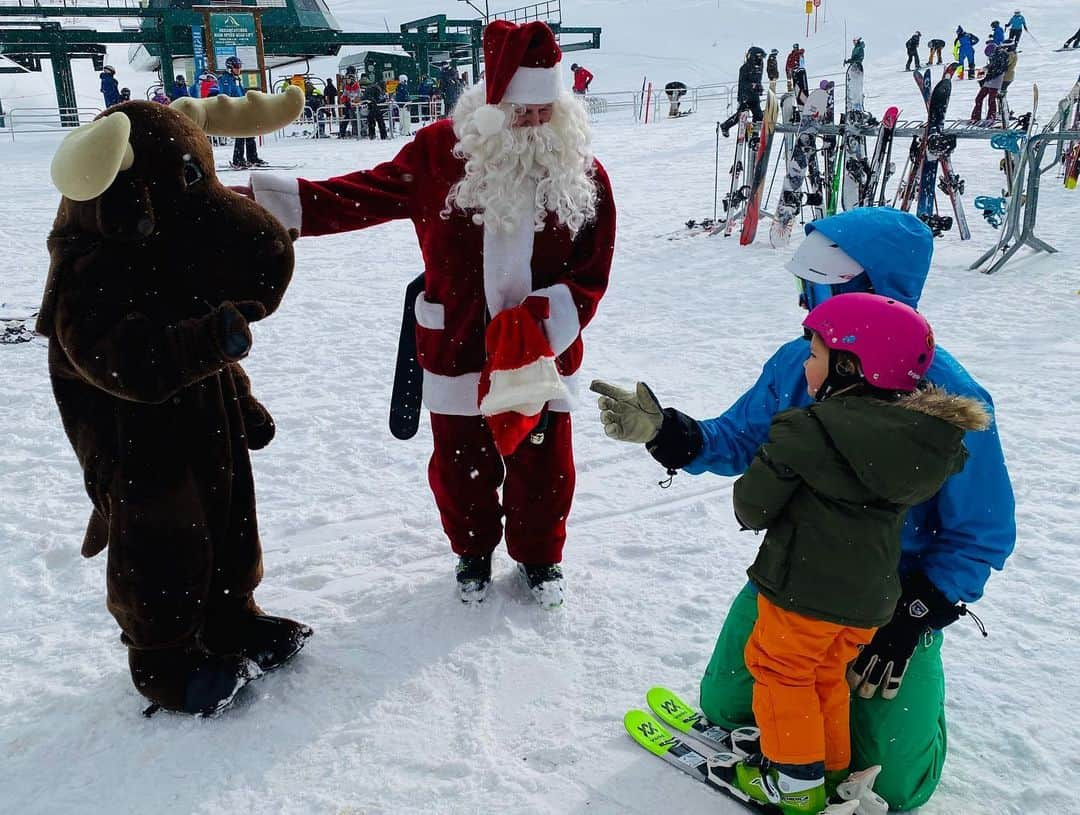 ダニエラ・ルーアさんのインスタグラム写真 - (ダニエラ・ルーアInstagram)「... And Santa and a moose on the slopes today 🎅 . ... E o pai Natal e um alce na montanha hoje 🎅 . #ski #skiing #kids #christmas #siblings #winter #idaho #family #fun」12月25日 13時55分 - danielaruah