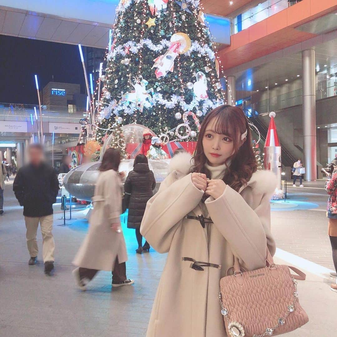 のインスタグラム：「・ ・ 最近寒すぎるよ〜❄ ・ 毎年恒例ママとX'mas にお出かけ！ ツリーとっても大きかった🎄 ・ #xmas #miumiu #present #jillstuart #illumination  #クリスマス #クリスマスツリー #サンタ #イルミネーション #2019」