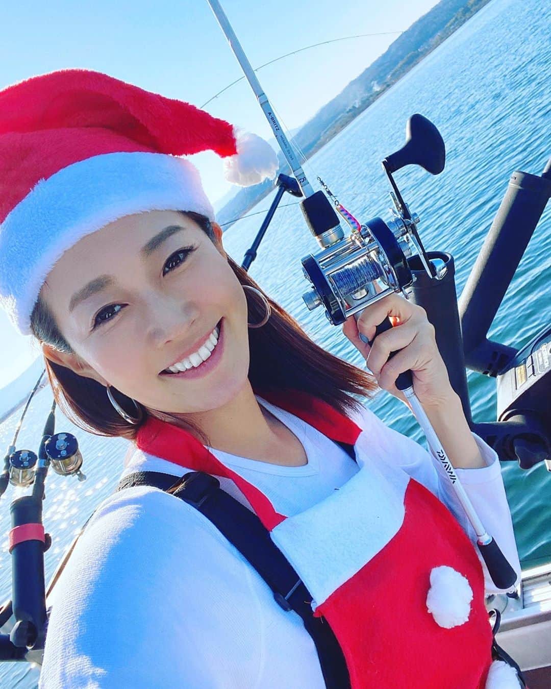 のインスタグラム：「✔︎﻿ 2019年の釣りおさめ❣️﻿ ﻿ 奥琵琶湖でビワマストローリングしてきました🎣﻿ ﻿ (コラムを書いているサンスポの取材でした)﻿ ﻿ お正月用の食材が確保できて﻿ ﻿ 心もクーラーもホックホク😍💕﻿ ﻿ 来年はどんな魚に会えるのか、今から楽しみです✨﻿ ﻿ ﻿ そして2020年の1回目の釣りたガール！は﻿ ﻿ 番組史上、最大の大物を奄美で﻿ ﻿ 福島和可菜ちゃんと狙ってますので﻿ ﻿ 何としても観ていただきたいです‼️﻿ ﻿ 1/5(日)朝6:30〜カンテレで放送です📺🎍﻿ ﻿ ﻿ ﻿ #釣りおさめ﻿ #2019﻿ #ビワマストローリング﻿ #京丸﻿ #借りた﻿ #サンタコス﻿ #釣りたガール﻿ #年の瀬﻿ #クリスマス﻿ #釣り﻿ #釣り女子 ﻿ #釣り好きな人と繋がりたい」