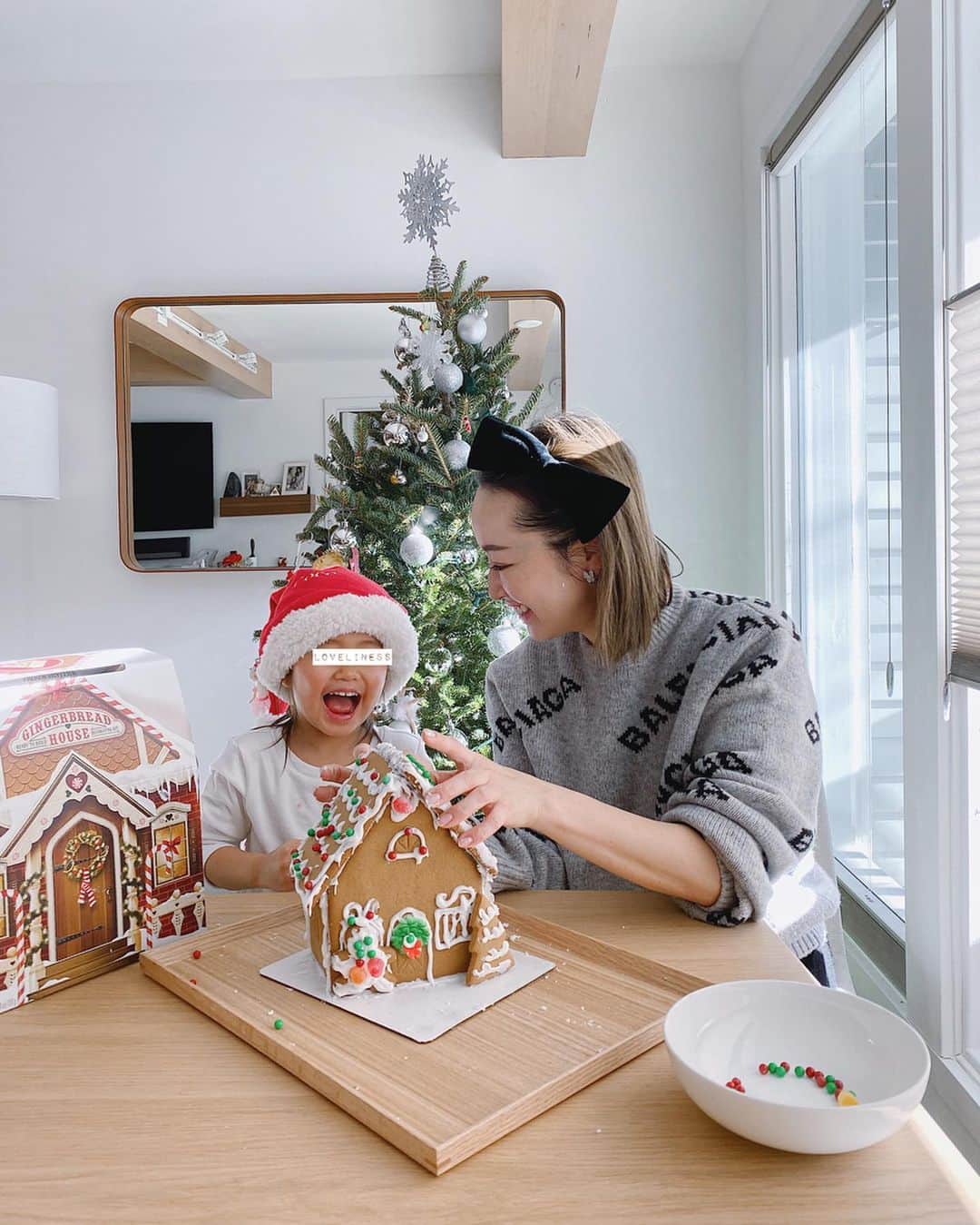 翁安芸さんのインスタグラム写真 - (翁安芸Instagram)「Build up our Gingerbread House🏠🎄❤️🌟 去年に続き今年もお菓子の家作り。#gingerbreadhouse #christmas #momanddaughter #aspen #お菓子の家 #アスペン」12月25日 14時16分 - akinyc