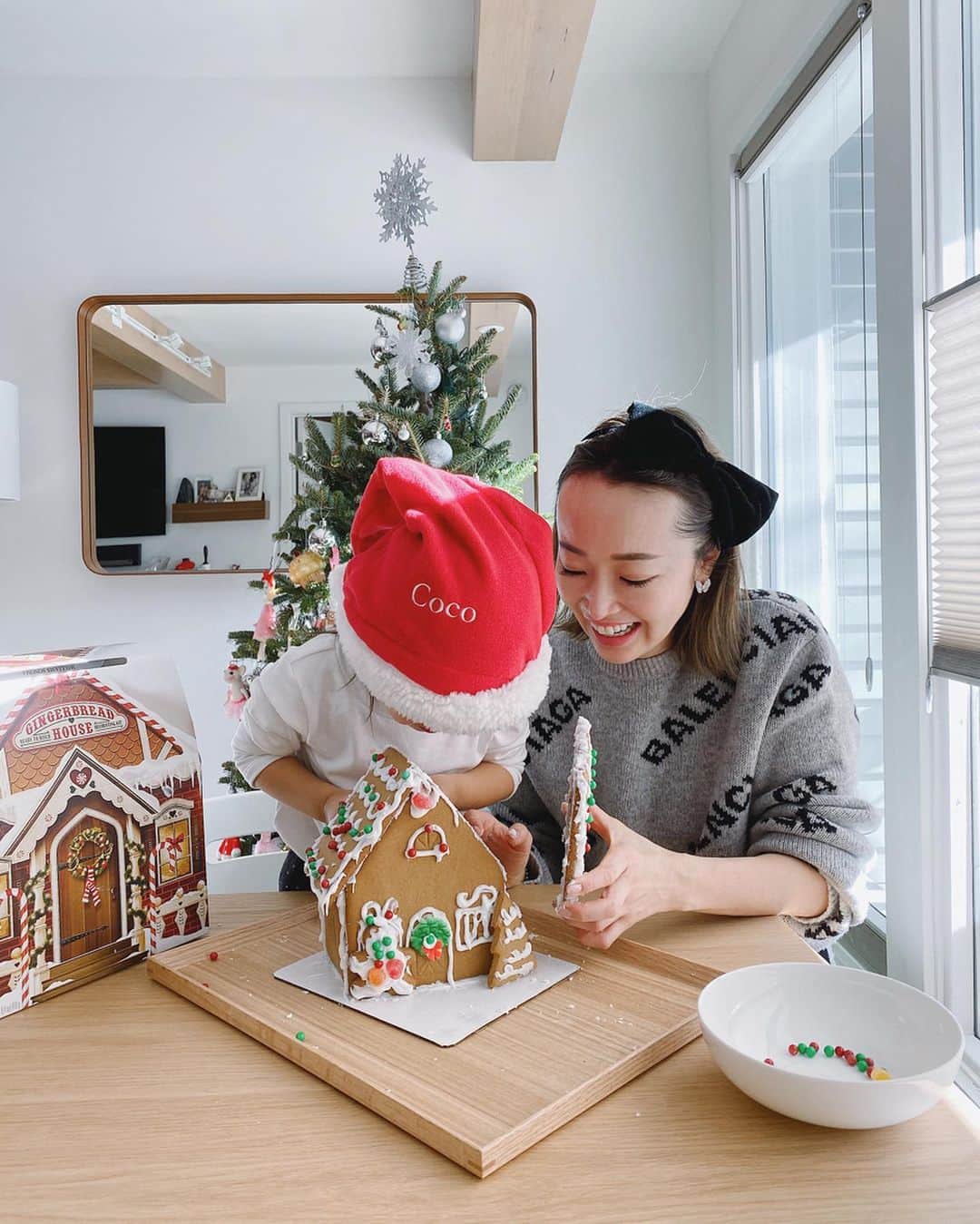 翁安芸さんのインスタグラム写真 - (翁安芸Instagram)「Build up our Gingerbread House🏠🎄❤️🌟 去年に続き今年もお菓子の家作り。#gingerbreadhouse #christmas #momanddaughter #aspen #お菓子の家 #アスペン」12月25日 14時16分 - akinyc
