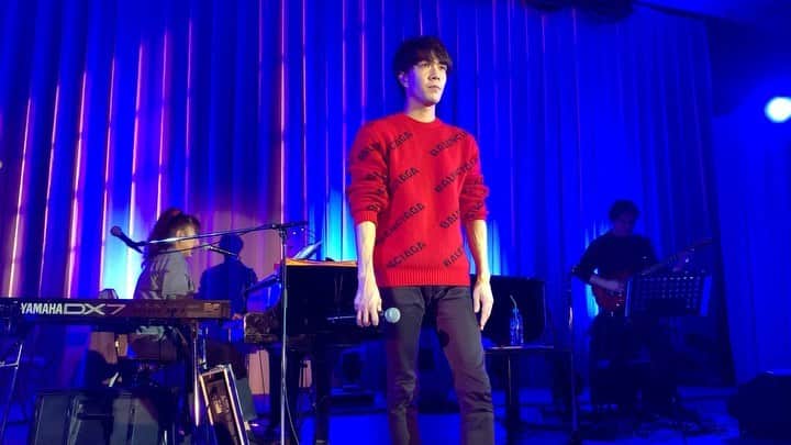 中澤卓也のインスタグラム：「メリークリスマース🎅 今日は浅草ビューホテルでディナーショーよん🎄 ・ ただいまリハ真っ最中！ ・ 歌声は本番でね♡ ・ #中澤卓也 #北のたずね人  #浅草 #ディナーショー #クリスマス #焦らし」