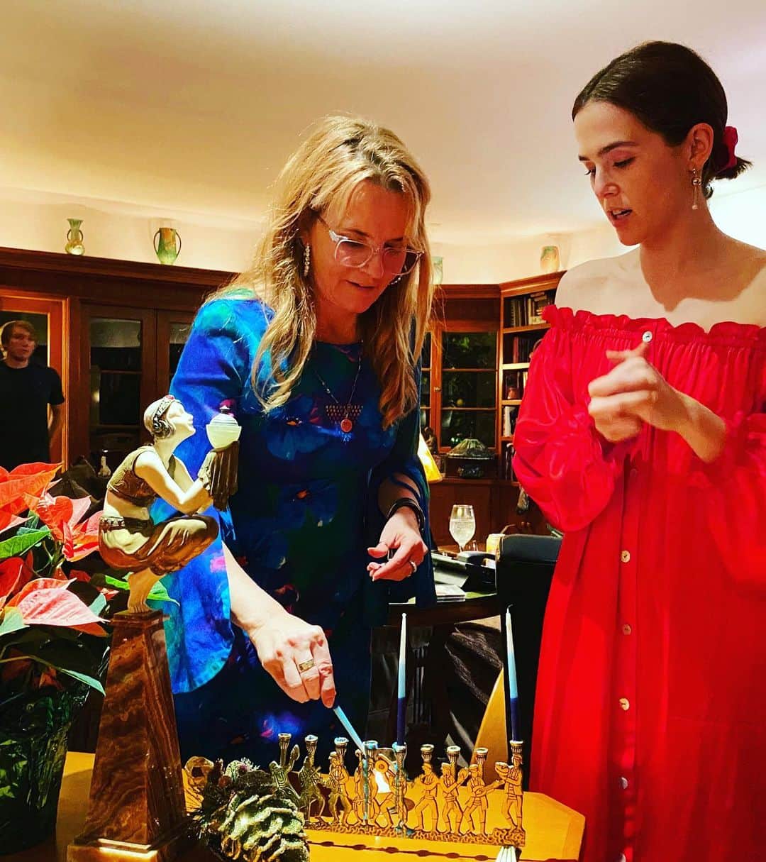 リー・トンプソンさんのインスタグラム写真 - (リー・トンプソンInstagram)「Lots of love on the 3rd night of Chanukah and Christmas eve. Whatever you celebrate and whoever you celebrate with 🌈I pray you have a happy! Healthy! Loving  holiday!!」12月25日 14時16分 - lea_thompson