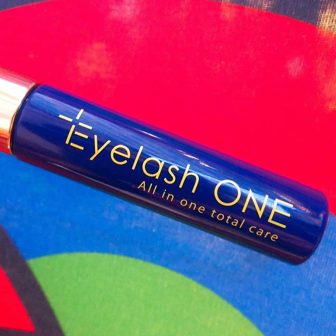 EyelashONEさんのインスタグラム写真 - (EyelashONEInstagram)「【まぶたにハリ】 . 愛用者様の声を 紹介させていただきます。 . つけまつげで 弱ったまぶたに潤いチャージ。 . まぶたにハリ！ 自まつげもハリコシ！ . 目に元気が出て ぱっちり～！ . 目元が決まると メイクも楽しいです。 . @eyelash_one_official #アイラッシュワン#アイラッシュ#まつ育美容液#まつ毛美容液#まつげ美容液#つけまつ毛#つけまつげ#まつ育#まつ育中#まつエク#マツエク#マツエクサロン#まつエク卒業#まつ毛#まつげ#まつ毛育毛剤#まつげエクステ#まつ毛カール#まつげパーマ#まつ毛パーマ#まぶた#目元#目元エステ#目元ケア#目元メイク#チップタイプ#美容液#まつ毛美容液すごい#まつげ美容液おすすめ#まつげ美人」12月25日 14時16分 - eyelash_one_official