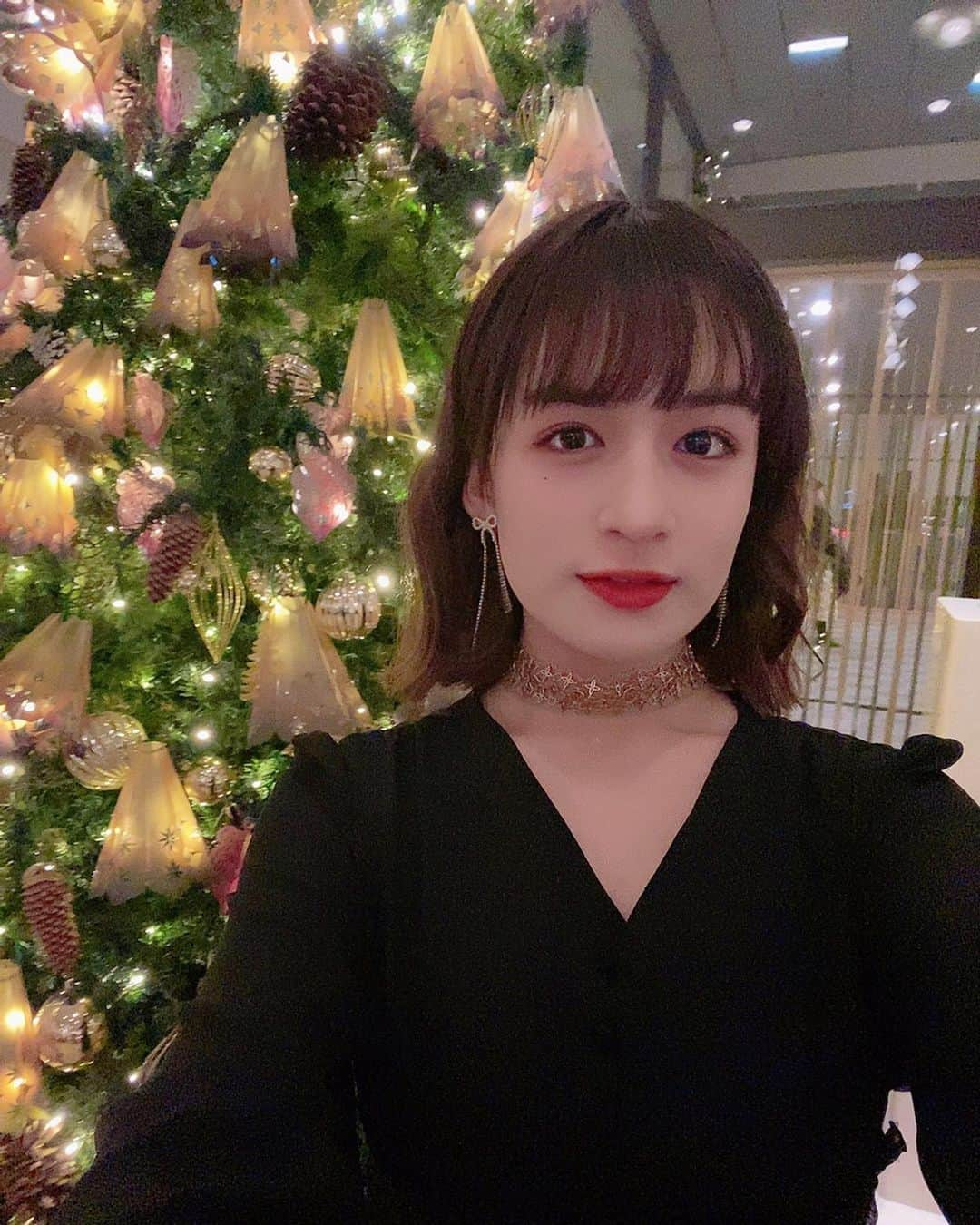 山出愛子のインスタグラム：「Merry Christmas!!! そして今日は「VIDEO DIARY vol.1」の発売日です！  皆さんもうチェックしていただけましたか？？ わたしからのクリスマスプレゼント？！になってるといいなー！  素敵なクリスマスを🎄」