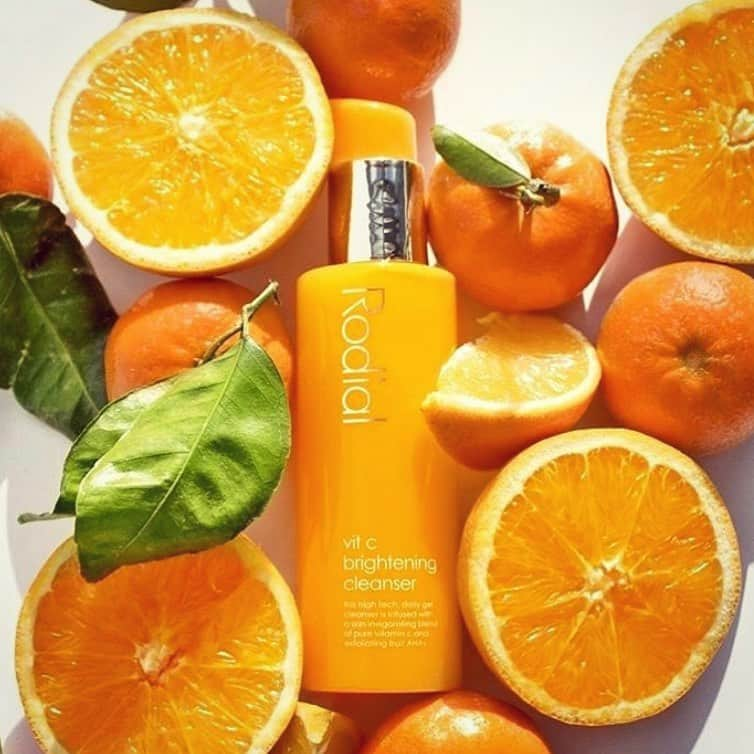 ロディアル Rodial Japanさんのインスタグラム写真 - (ロディアル Rodial JapanInstagram)「Rodial Vit C Brightening Cleanger✨✨ ビタミンC、フルーツ酸、AHA、ブラッドオレンジウォーターを配合した毎日使える優しいデイリークレンザー洗顔料です😍  高濃度のピュアビタミンCが肌の輝きを整えくすみのない肌へと導き、フルーツ酸やグリコール酸が、肌にうるおいを 与えながら古い角質をすっきり落とし、毛穴を引き締め、明るい肌トーンへと導きます🍊🍋 ⠀⠀ ⠀⠀ #スキンケア #スクラブ #美肌ケア #おすすめスキンケア #クレンジング #スペシャルケア #角質ケア #ビタミン #ロディアル #rodialskincare #rodial #rodialbeauty  #rodialjp #skincare #cleansing #cosmetics #vitamin #brighteningskincare」12月25日 14時20分 - rodialjp