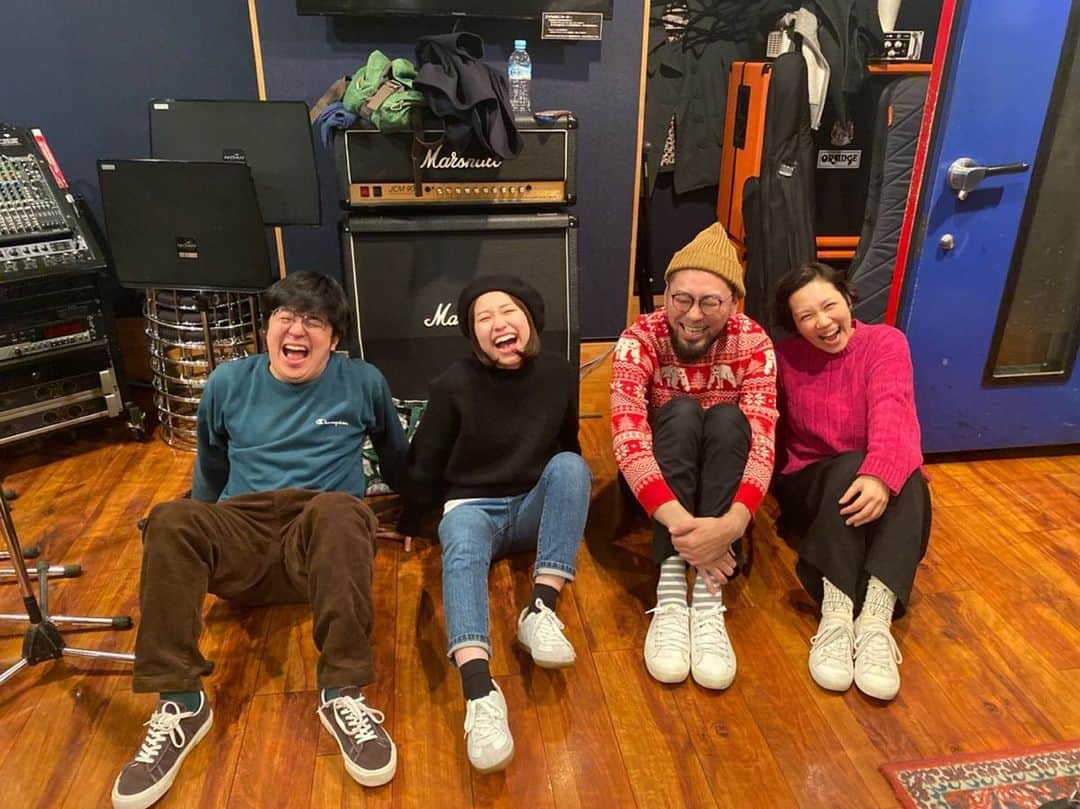関取花のインスタグラム：「明日は恒例の年末ワンマンライブ！横浜にぎわい座にて。チケットは今年もありがたいことに即完でした😭今年もたくさん歌って笑って最高の夜に致します。 今年も鍵盤谷ぴょん、ベースガリバーさん、そして年末ライブでご一緒するのは実はお初なドラムりっちゃんの愉快なメンバーでお届けします🎅🎁お楽しみに〜 #関取花」