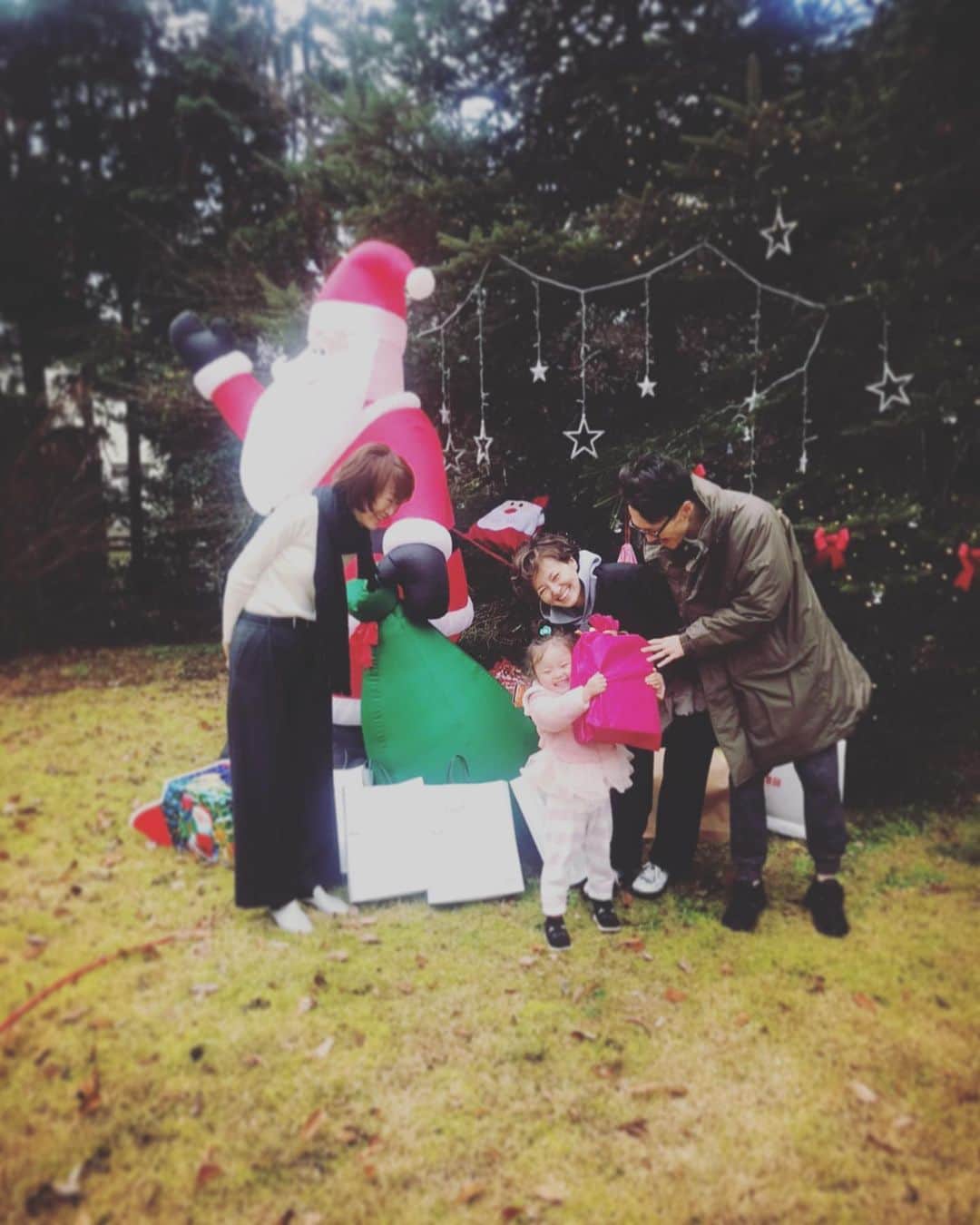 関谷桃子さんのインスタグラム写真 - (関谷桃子Instagram)「Merry Christmas🎄🎅❤️ 平日だったけど、 大渋滞で大変だったけど、、 それでもこの笑顔を見られたから やっぱりきてよかったと思う❤️ #christmas #2019 #familytime #love」12月25日 14時23分 - momomo_s_