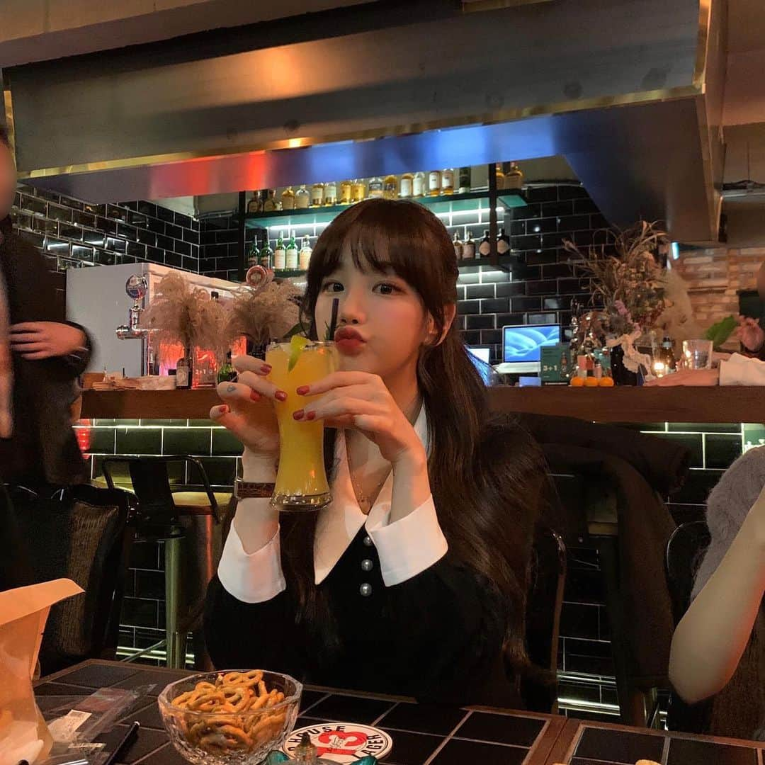 ド・ボッスンのインスタグラム：「머리 톤다운을 했습니도복순🤷‍♀️ 원피스#브리지데이」