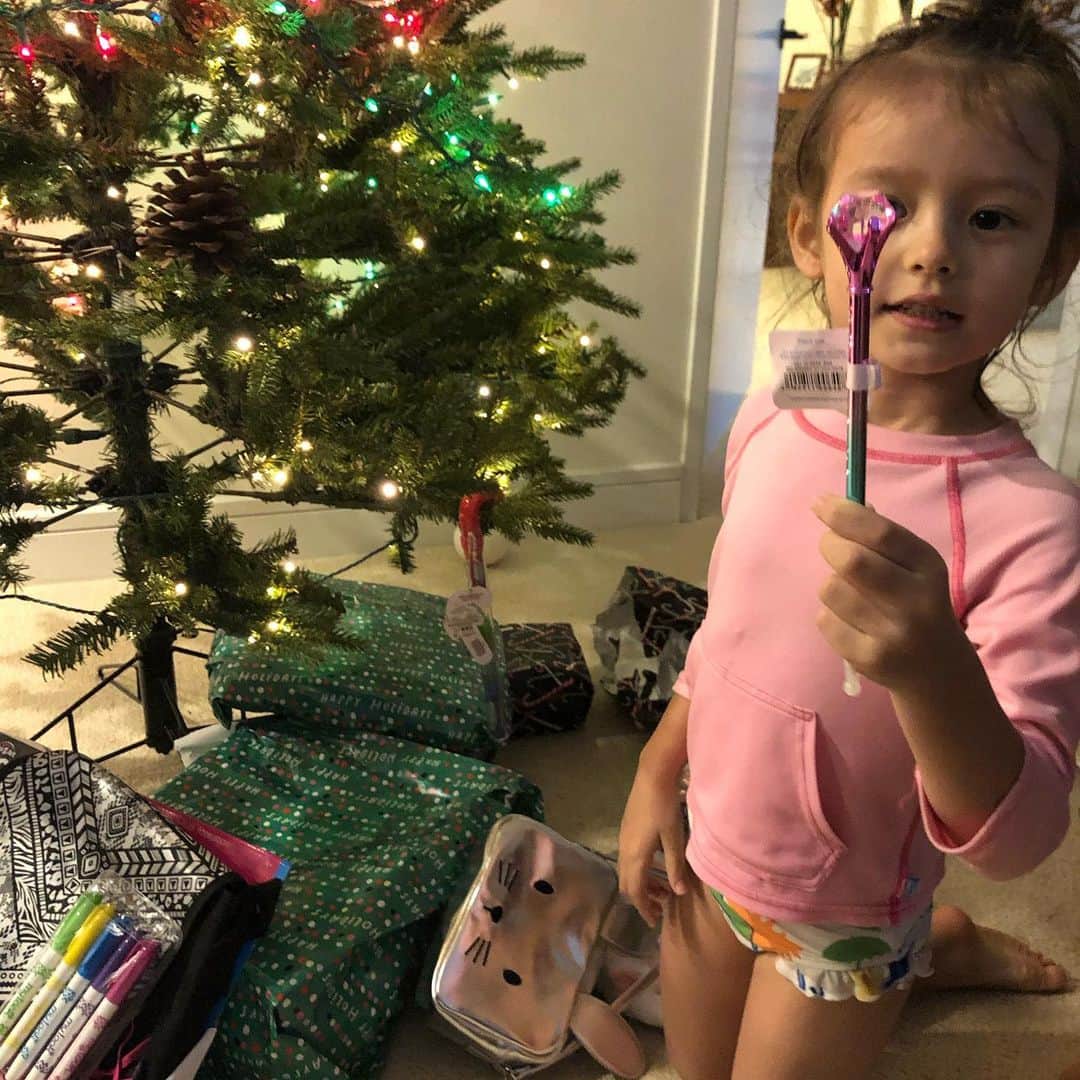 大桑マイミのインスタグラム：「どうやらサンタさん🎅は来てくれました。　クッキー🍪とミルクを飲んで姿を消しました。　子供達の喜ぶ笑顔が嬉しすぎる〜♪♪ happy merry x'mas🎄」