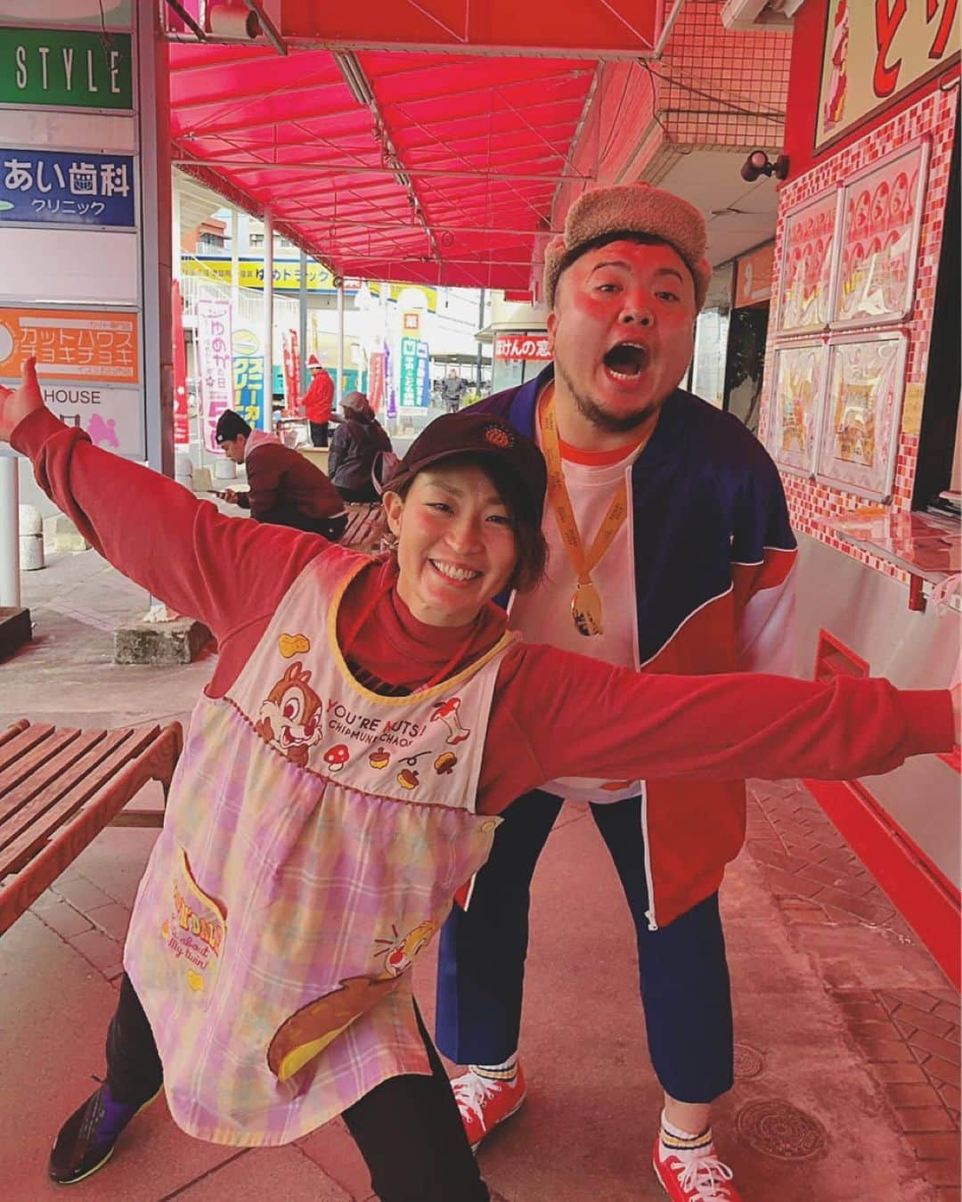 HIPPYさんのインスタグラム写真 - (HIPPYInstagram)「デビュー前から 楽しいこと美味しいことご一緒させてもらってる 広島唐揚げの名店［とりのくまさん］  クリスマス恒例行事 中西麻耶！唐揚げ29キロ売り切るまで帰れま10  HIPPYは１キロゲットしました笑  中西麻耶ちゃんは 2020年東京パラリンピックの出場を決め 年末はなんとNHK紅白歌合戦のゲスト審査員  まさか紅白を先に行かれるとは！！！！ 今日の20時まで お店に行けば、先日でのドバイ世界陸上での金メダルを拝ませてくれるぞ  みなさんぜひー」12月25日 14時27分 - _____hippy_____