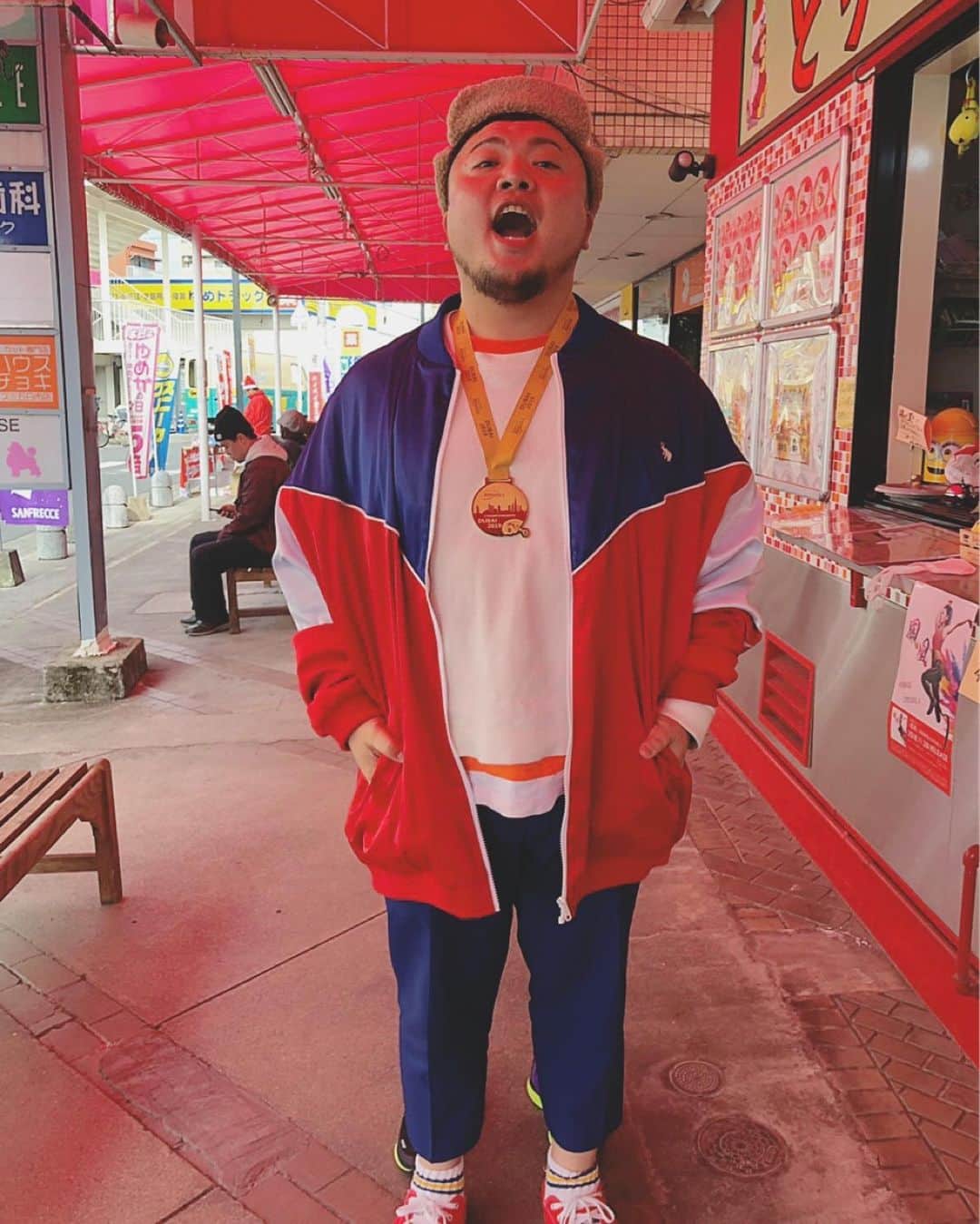 HIPPYのインスタグラム：「デビュー前から 楽しいこと美味しいことご一緒させてもらってる 広島唐揚げの名店［とりのくまさん］  クリスマス恒例行事 中西麻耶！唐揚げ29キロ売り切るまで帰れま10  HIPPYは１キロゲットしました笑  中西麻耶ちゃんは 2020年東京パラリンピックの出場を決め 年末はなんとNHK紅白歌合戦のゲスト審査員  まさか紅白を先に行かれるとは！！！！ 今日の20時まで お店に行けば、先日でのドバイ世界陸上での金メダルを拝ませてくれるぞ  みなさんぜひー」