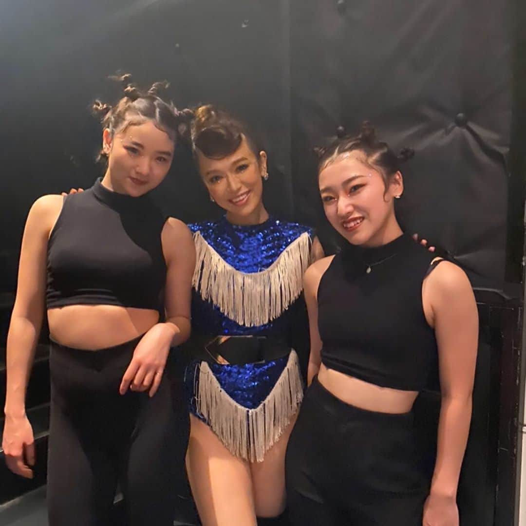 Soweluのインスタグラム：「Lovely Dancers マリン&ユウカ💛 そして今回のCoolなヘアメイクを やってくれたマリ💜 @wmwmarianu  みんな本当ありがとう〜！！ ・ ・ #sowelu #movefes #dancers #hairmake  #oldstyle #retro」