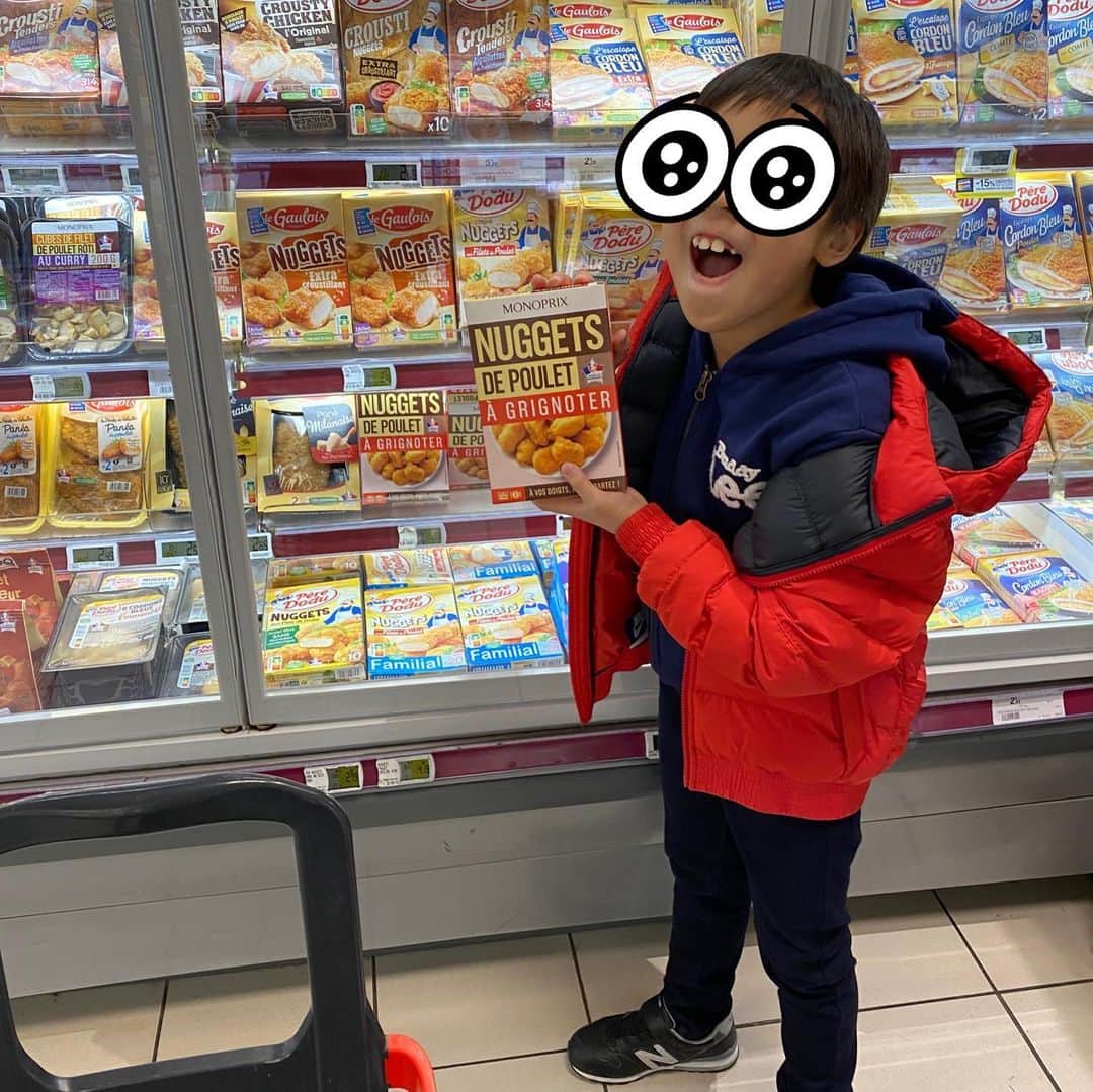 二ノ宮知子さんのインスタグラム写真 - (二ノ宮知子Instagram)「ノエルの買い物。皆さん牡蠣をよく買うみたい？！うちの子はナゲットが欠かせない！そうです。 25日はやっている店が少なそうなので、朝ごはんの買い物。」12月25日 14時29分 - tomokoninomiyaa