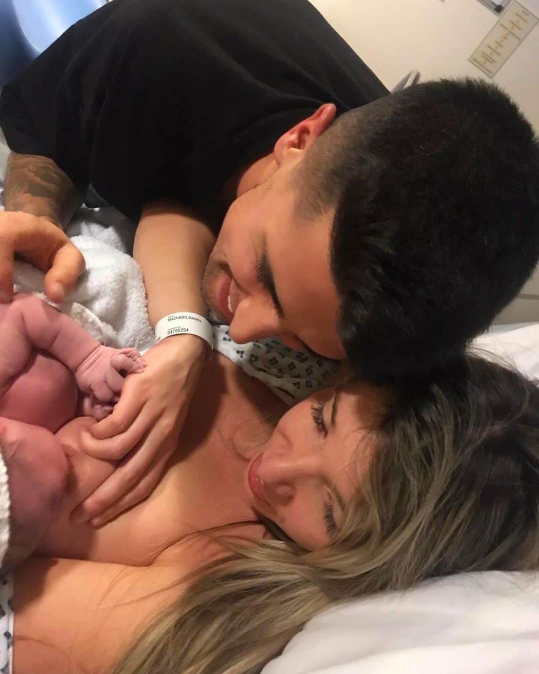 ジョアン・カンセロのインスタグラム：「A blessing only God could give me ❤️ Alicia Cancelo 👼🏼 BLESSED 💫🌟 #mommyblessme」