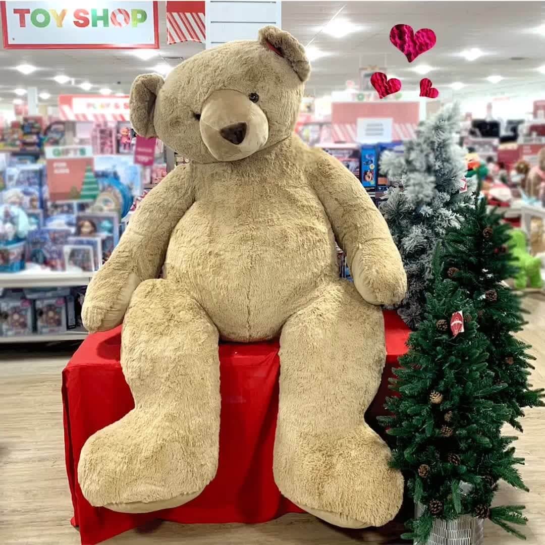 のインスタグラム：「And on the day before Christmas, HomeGoods found for you…a big bear and a faux tree! Make a list ✔ Check it twice ✔ Throw it away and go to HomeGoods for a life size bear you didn’t know you needed ✔ #GoFinding」