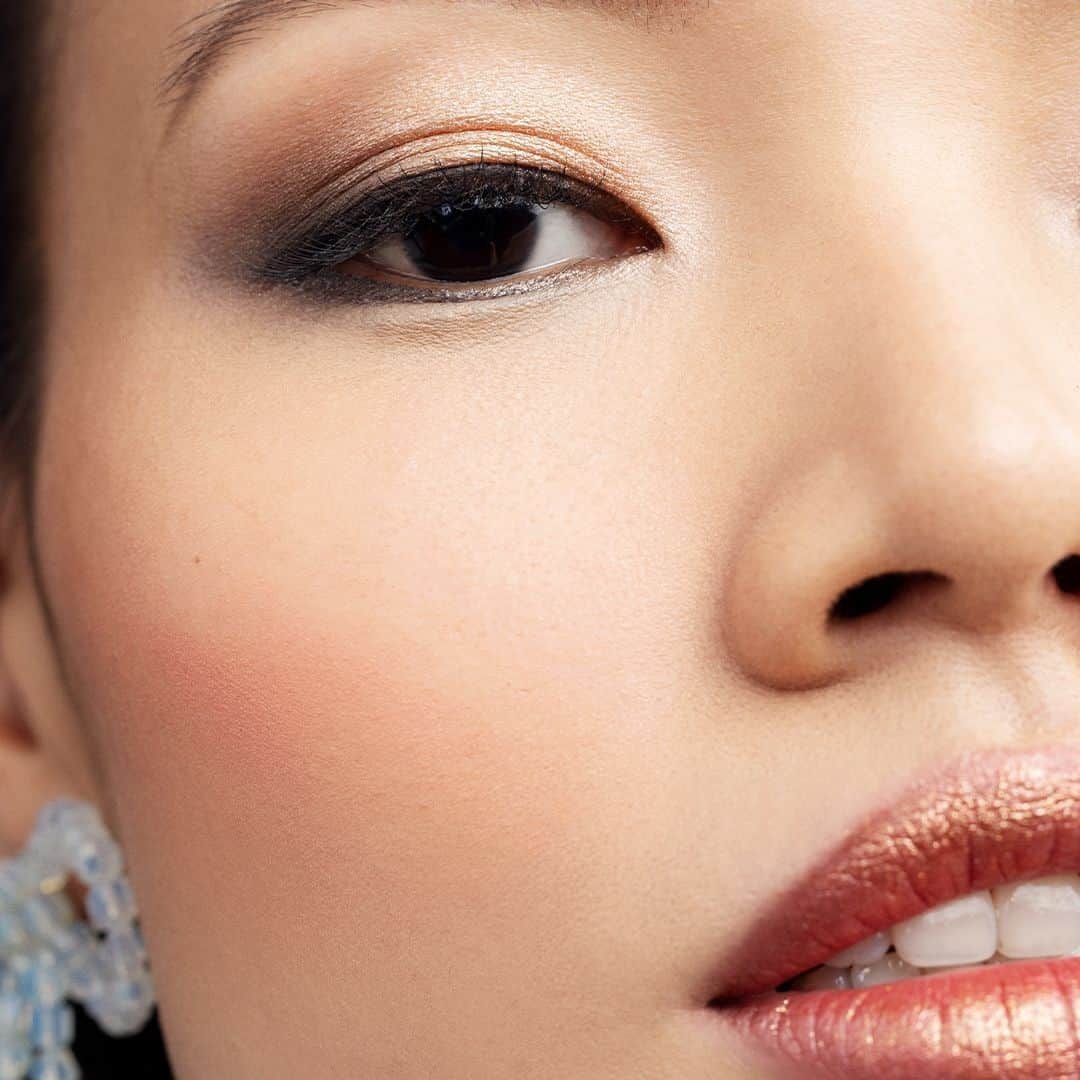 のインスタグラム：「Decked in #glow from a shimmery, smoked-out eye to #metalliclips.  The Breakdown:  Smoke & Metals Eye Shadow Palette in Midnight Toast, Wild Streak & Dark Skies  Luxe Jewel Lipstick layered in Rose Quartz & Tahitian Pearl  Highlighting Powder in Pink Glow  MUA:  @kreastburn  #bobbibrown #luxelip #longwear #lipgoals #eyegoals #shimmereyeshadow #goldeneyes #glowymakeup #partymakeup #nyemakeup #christmaseve」