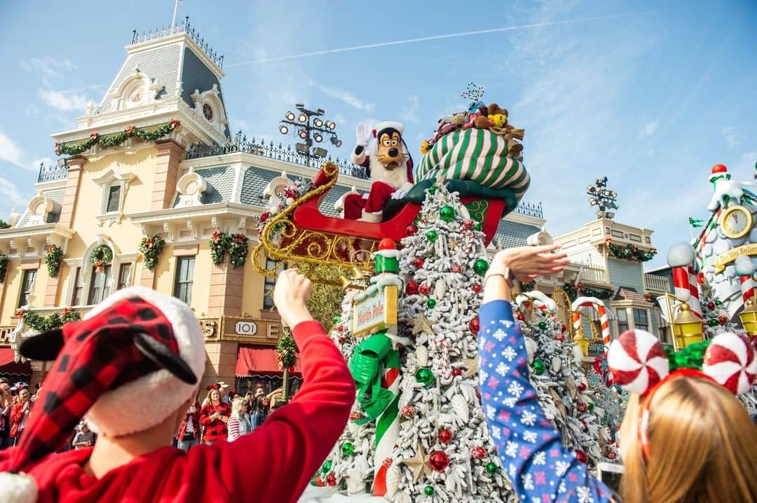 Disneyさんのインスタグラム写真 - (DisneyInstagram)「@disneyland and @waltdisneyworld are the merriest places on earth! Don’t miss the Disney Parks Magical Christmas Day Parade on Christmas morning on @abcnetwork. #DisneyChristmasDayParade」12月25日 6時00分 - disney