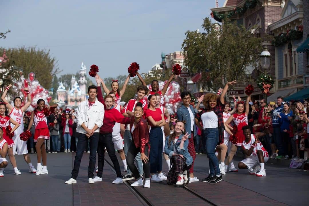 Disneyさんのインスタグラム写真 - (DisneyInstagram)「@disneyland and @waltdisneyworld are the merriest places on earth! Don’t miss the Disney Parks Magical Christmas Day Parade on Christmas morning on @abcnetwork. #DisneyChristmasDayParade」12月25日 6時00分 - disney