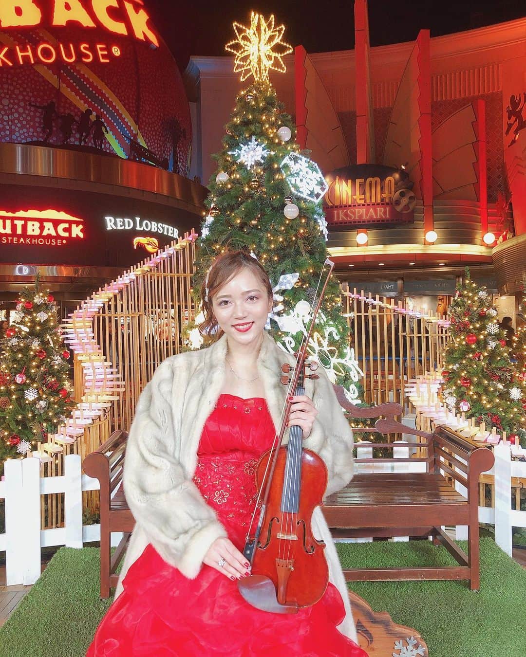 相知明日香さんのインスタグラム写真 - (相知明日香Instagram)「❤️ Merry Christmas🎅🏻🌟🎄🎁❤️ . 皆さんどんなクリスマスを過ごすのかな？ 素敵な日にしてくださいね🎅🏻💛 . . #merrychristmas #christmas #reddress #Tokyo#JAPAN#Travel#Traveler#Violinist#Artist#music#love#happy#musicianslife#violin#live#concert#stage#musician#makeup#dressup#相知明日香#旅するヴァイオリニスト#旅#旅行#東京#日本#ヴァイオリン#ヴァイオリニスト#コンサート#ライブ」12月25日 5時58分 - asukalohappy