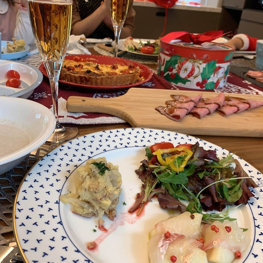 澤野井香里さんのインスタグラム写真 - (澤野井香里Instagram)「お友達のお家でX'mas Party🎄✨﻿ ﻿ いつも美味しい手料理🍴をふるまってくれるまこさんに、#銀閣寺大西 の絶品ローストビーフを持ってきてくれる大西さんのりえちゃんKidsたちと🤶﻿ ﻿ 子供達でフルーツカット🍓にホイップ作りからデコレーションまで力を合わせて手作りしたケーキも🎂💕﻿ ﻿ 去年インターで同じクラスだった3人は今でも仲良く遊んでくれて、嬉しい限り♪﻿ ﻿ みんなの成長がたのしみだなぁ💫  #ks_19✨ #ks_kyoto✨ #京都ママ #関西ママ #男の子ママ #女の子ママ #ママライフ #👶 #0歳 #コドモノ #ベビフル #ママリ #赤ちゃん #赤ちゃんのいる生活 #S⭐️_ #M🍒_  #s⭐️m🍒」12月25日 6時12分 - kaori_sawanoi