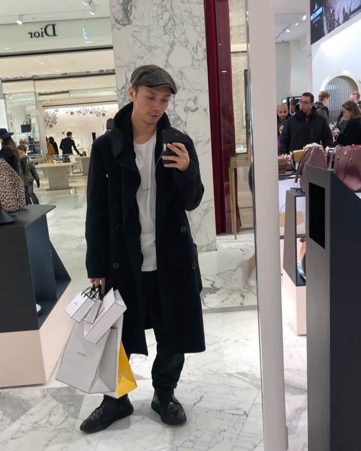 のインスタグラム：「Time for Christmas shopping for friends, don’t want for anything for myself, just wanna see their smile Merry Christmas everyone」
