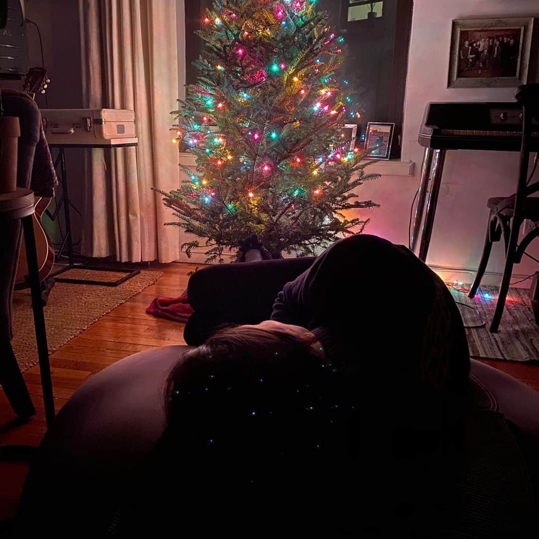 サラ・バレリスさんのインスタグラム写真 - (サラ・バレリスInstagram)「Merry Christmas Eve. Take it all in and enjoy the glow...✨ @joetipps」12月25日 6時18分 - sarabareilles