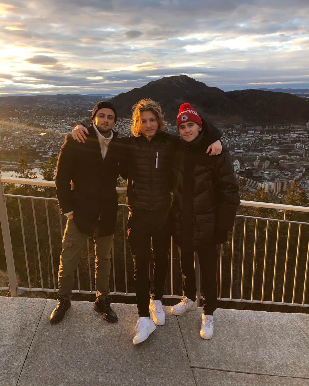 フェリックス・サンドマンのインスタグラム：「Spontaneous road trip to Norway last weekend with my brothers! Merry Christmas everyone, take care of yourselves and the people around you :)」