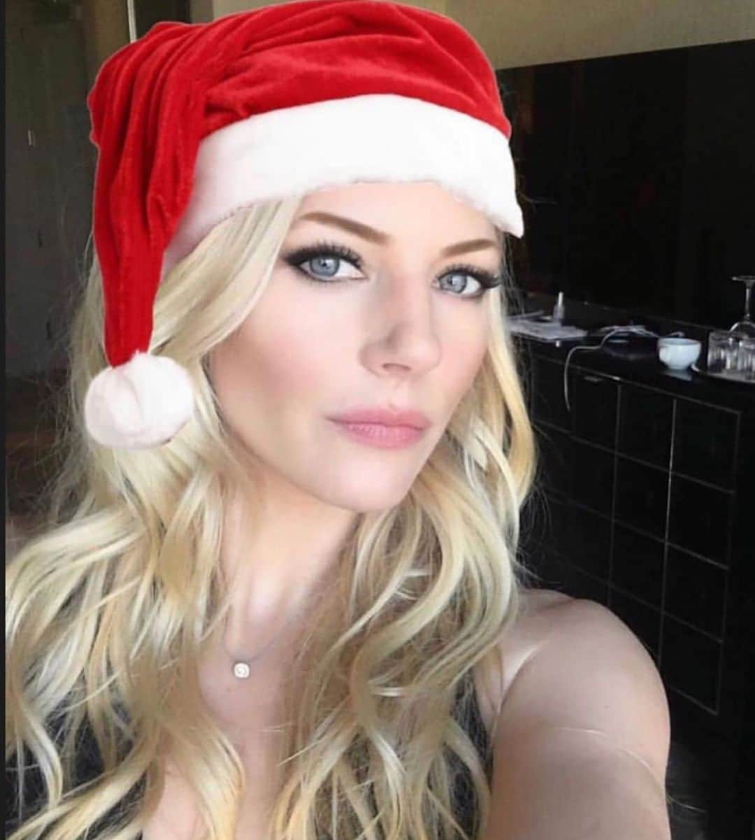 キャサリン・ウィニックのインスタグラム：「Wishing you a Merry Christmas & Happy Holidays! 😘」