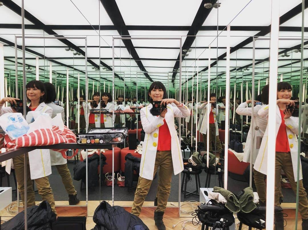 小野真弓さんのインスタグラム写真 - (小野真弓Instagram)「鏡張りのお部屋から〜 おはようございます^_^サンタさんは来ましたかー❓🤶✨🎄うちのわんこ達にはラム🍗🎁(*´꒳`*) 引き続き、クリスマス楽しんでくださいね✨ #小野真弓#仕事納め#メイクルーム#鏡張り#ラフラボ#ロケ#白衣#研究員 私は昨日で仕事納め✌️一番長いお付き合いのラフラボの撮影で締めでした。 今年も大変お世話になりました。ひとまず、無事お仕事を納められた事に感謝です🙇‍♂️」12月25日 6時31分 - hanaharuaroi