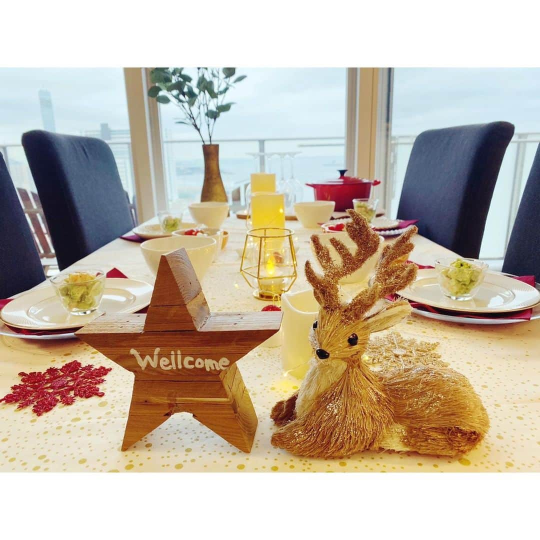 高木沙織さんのインスタグラム写真 - (高木沙織Instagram)「Merry Christmas🎄🎅 * 可愛すぎるテーブルコーディネート❤️ 康代姉ちゃんがセッティングしてくれました。 久美子姉ちゃんと美味しい料理も作ってくれました。 鴨と牛肉のお鍋からのラーメン🤤 私はお酢の料理と、豆苗とえのきが入ったお鍋が食べたいとリクエストしただけ🥢 いつもいるだけ。笑 3人がただそこにいるだけで居心地の良い空気感です。 社長も少しだけいたけど、ルフィと見分けがつきませんでした。 * トナカイをずっと鹿だと思ってた。 ステキなクリスマスを。 * #クリスマス #テーブルコーディネート #女子会 #三姉妹 #家時間 #おうちごはん #鍋 #お鍋 #居心地の良い空間 #ありがとう #夜ご飯  #ディナー #グルメ #食べすたぐらむ #dinner #christmas #merrychristmas」12月25日 6時43分 - saori_takagi