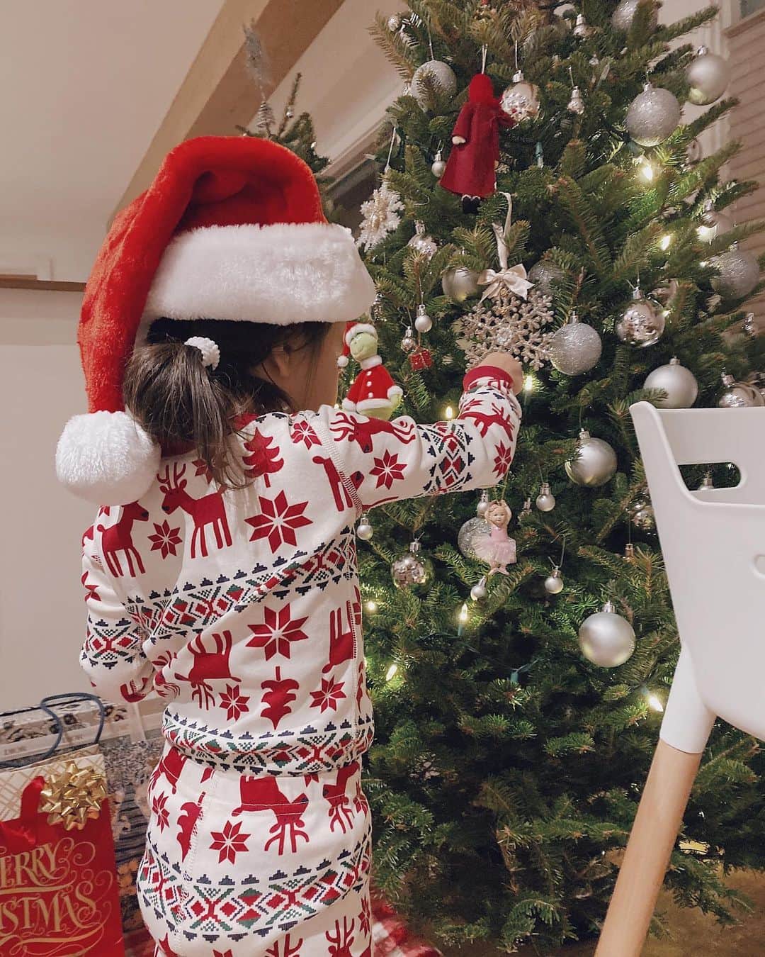 翁安芸さんのインスタグラム写真 - (翁安芸Instagram)「Little Santa is decorating the tree🎄🎅🏻❤️ クリスマスツリーに楽しい飾り付け✨ #aspen #christmastreedecorating #アスペン」12月25日 6時35分 - akinyc