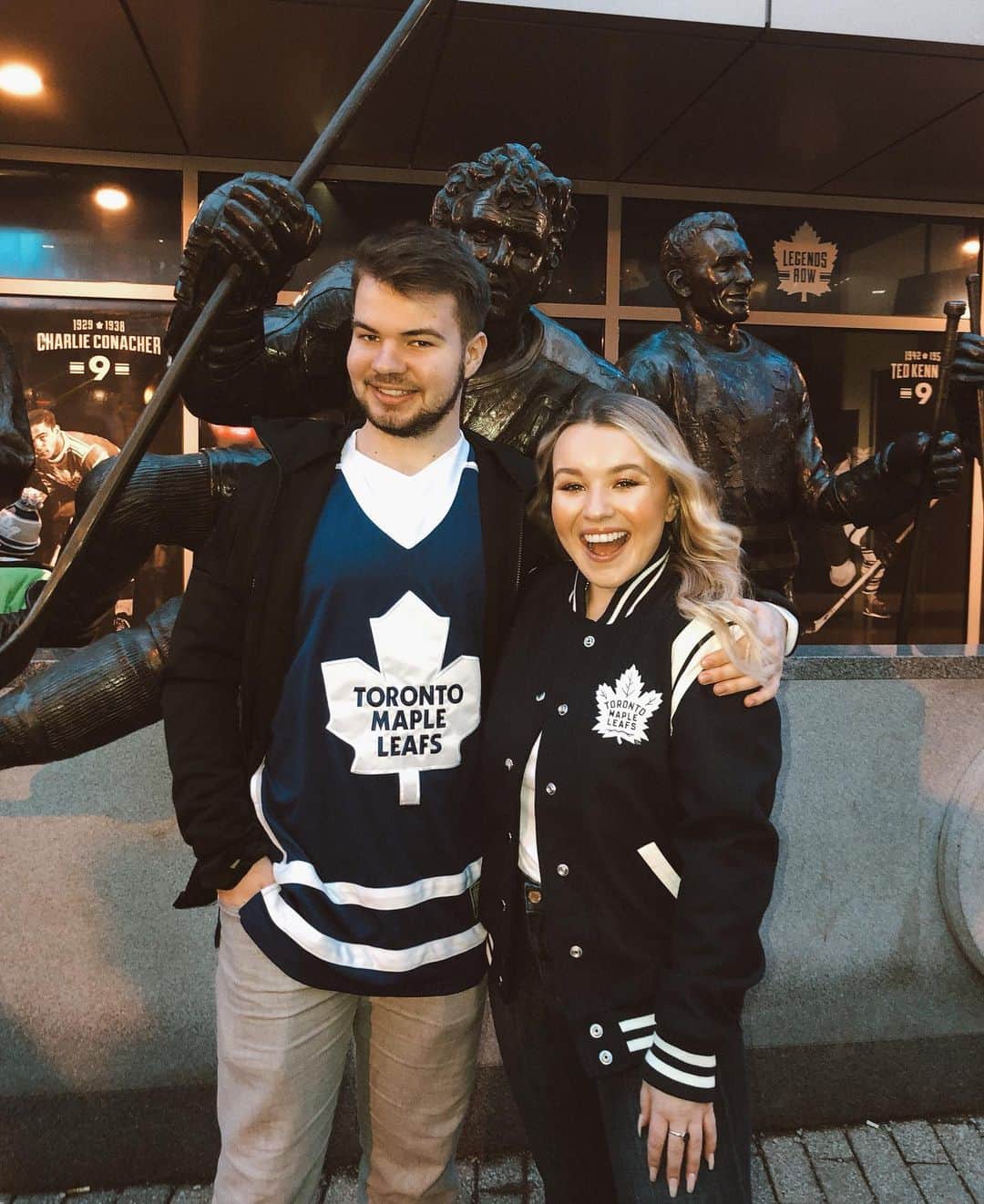 トーリ・ウェブスターのインスタグラム：「Hockey has been celebrated for upwards of four generations in my family 🥅😍From my great grandparents to my own parents, the joy of the sport has been passed down. Yesterday was SO special for me because I got to bring my little brother @reesewebster to the “Next Generation” @mapleleafs game! 🔥👌🏻A game created by and for the fans of tomorrow. The arena spanned from fans young and old, showing that the love for hockey will always be shared throughout the ages. The Next Gen game is on Feb 1st if you want to be apart of the special occasion! ✨🤗 #LeafsForever #Leafs_Partner」