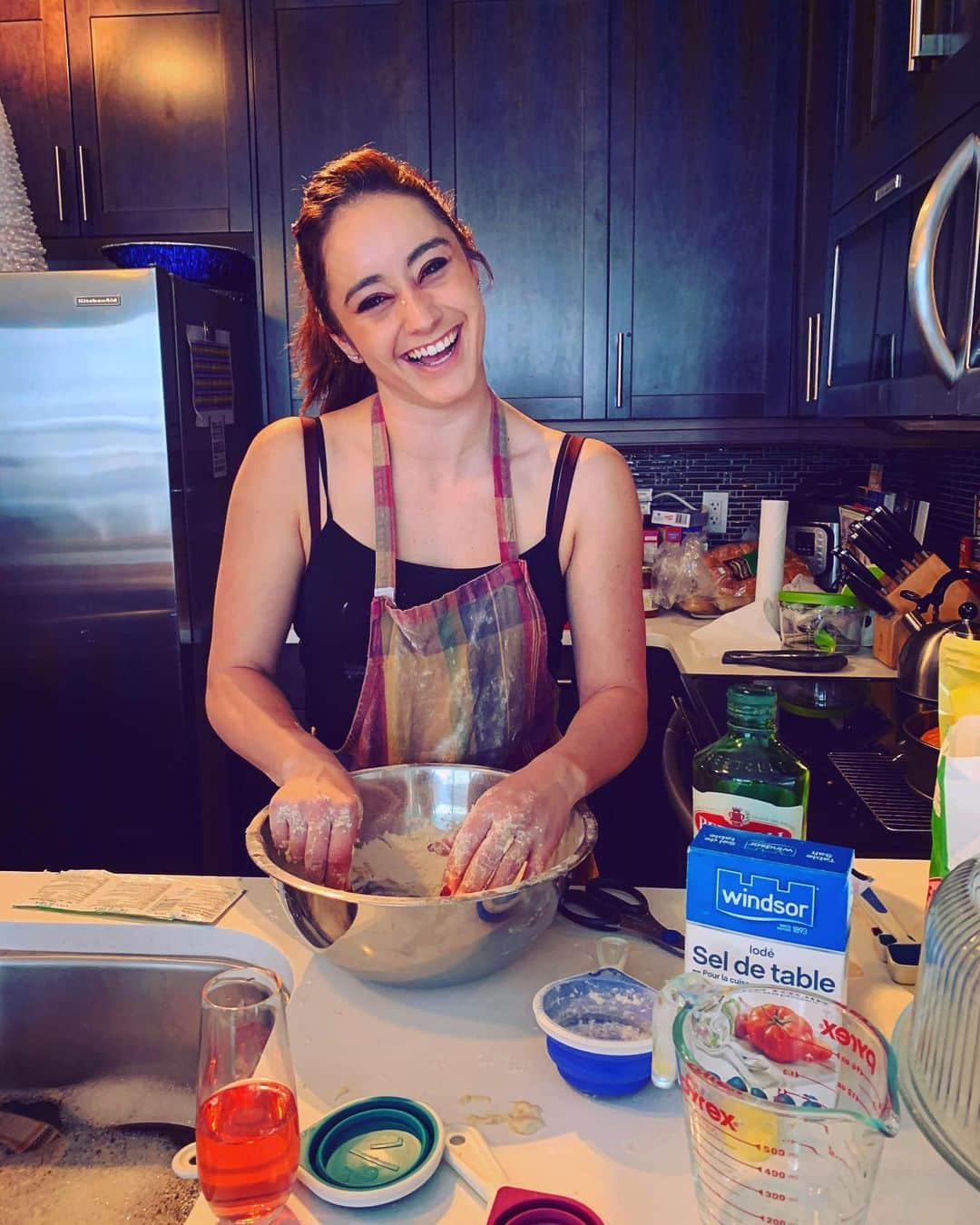 ケイトリン・オズモンドのインスタグラム：「Today is home of one of my favourite traditions of all time! Since I was 10 years old, making pizzas on Christmas Eve has become a family tradition. It started with my dad teaching my sister and I how to make dough and laughing trying to roll it out into pizzas. And it was a tradition I made sure was going to happen every year. It’s the only day of the year that I make pizza from scratch, but it is one of my all time favourite things to do... and it’s delicious!!! It’s always how I spend my Christmas Eve, hands in pizza dough and a glass of champagne close by! . . . . #christmaseve #tradition #family #pizzalover #champagne #flourcovered #imalittlemessy」