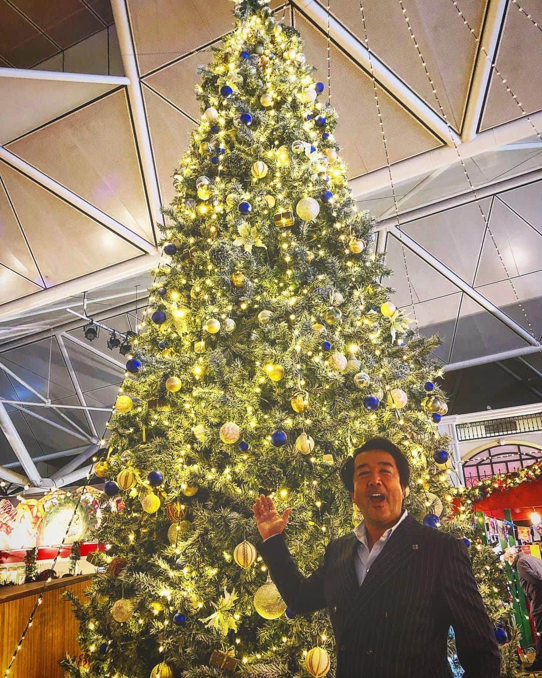 黒岩唯一さんのインスタグラム写真 - (黒岩唯一Instagram)「Merry Xmas！！ 12月24日のイブに、中部国際空港、セントレアから公開生放送やりました！！ 沢山の方々と、盛り上がり、最高のイブでした！！ また、セントレアも、25日まで、 Xmasムード満載！！ お時間ある方、行ってみてはいかがでしょうか！！ #メリークリスマス  #セントレア  #fmaichi  #公開生放送  #黒岩唯一  #ダブルのスーツ」12月25日 6時56分 - tadakazukuroiwa