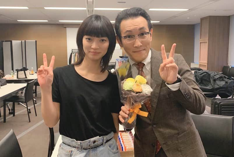 【公式】左ききのエレンさんのインスタグラム写真 - (【公式】左ききのエレンInstagram)「. ㊗️クランクアップ🎉 #吉村界人 さん #田中真琴 さん #久保田紗友 さん #八木アリサ さん #阪田マサノブ さん 毎日明るく現場を盛り上げて頂き、 本当にありがとうございました❣️ #左ききのエレン #ドラマイズム」12月25日 6時57分 - eren_drama