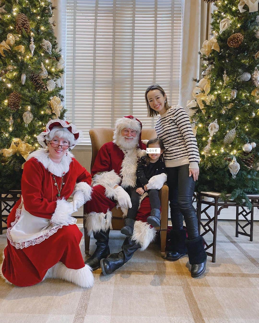 翁安芸さんのインスタグラム写真 - (翁安芸Instagram)「Santa & Mrs. Claus🤶🏻🎅🏻🎄🌟 #aspen #Santa #mrsclaus #アスペン #サンタ夫婦」12月25日 6時58分 - akinyc