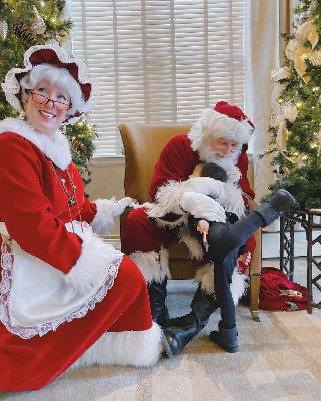 翁安芸さんのインスタグラム写真 - (翁安芸Instagram)「Santa & Mrs. Claus🤶🏻🎅🏻🎄🌟 #aspen #Santa #mrsclaus #アスペン #サンタ夫婦」12月25日 6時58分 - akinyc