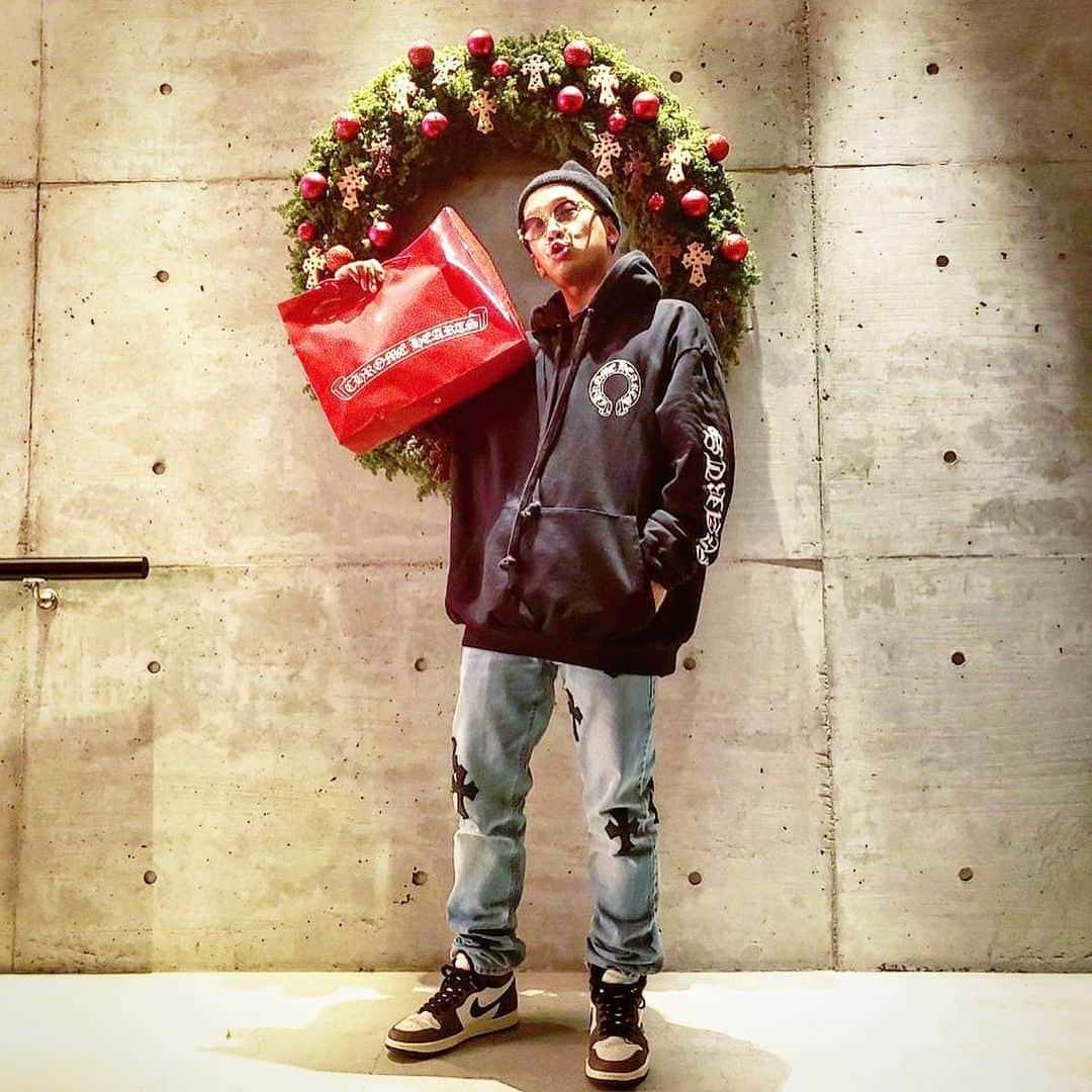 イルマニアさんのインスタグラム写真 - (イルマニアInstagram)「merry Christmas🎄🎄🎄 ・ ・ 今夜はpartyだ🎉🍕🎂🍾🍗🎅 思い切り楽しもう💖 ・ ・ みんな最高のクリスマスを過ごしてね🎄🎄🎄 ・ ・ #イルマニア#mcma#mcmastyle#yt#ch#chromehearts #merrychristmas #christmas #xmas#jordan#jordan1#travisscottscott #travisscottjordan1 #party」12月25日 6時58分 - mcma0821