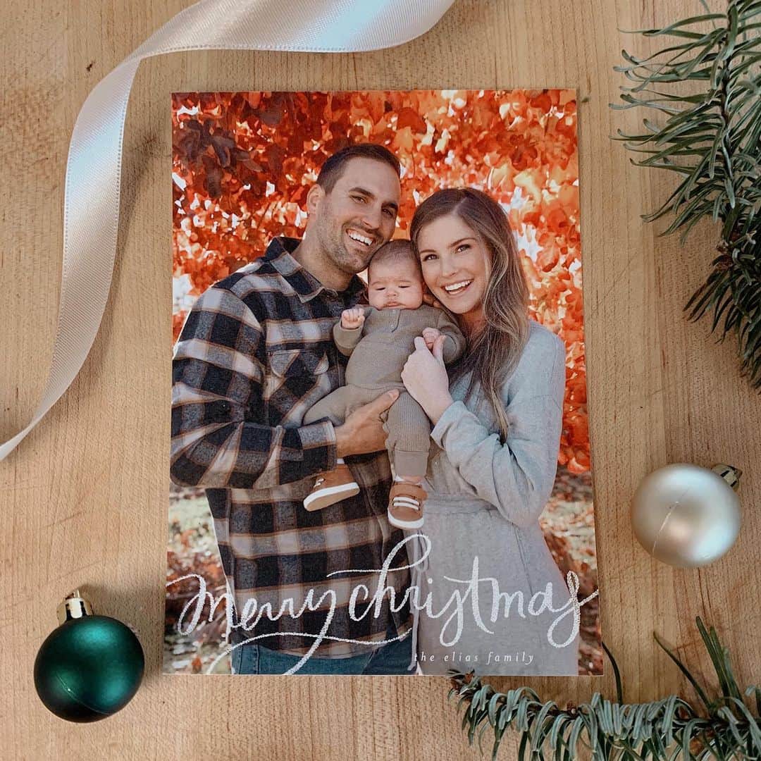 carlyのインスタグラム：「Merry Christmas to you all ❤️ xo the Elias fam #minted #mintedholiday」