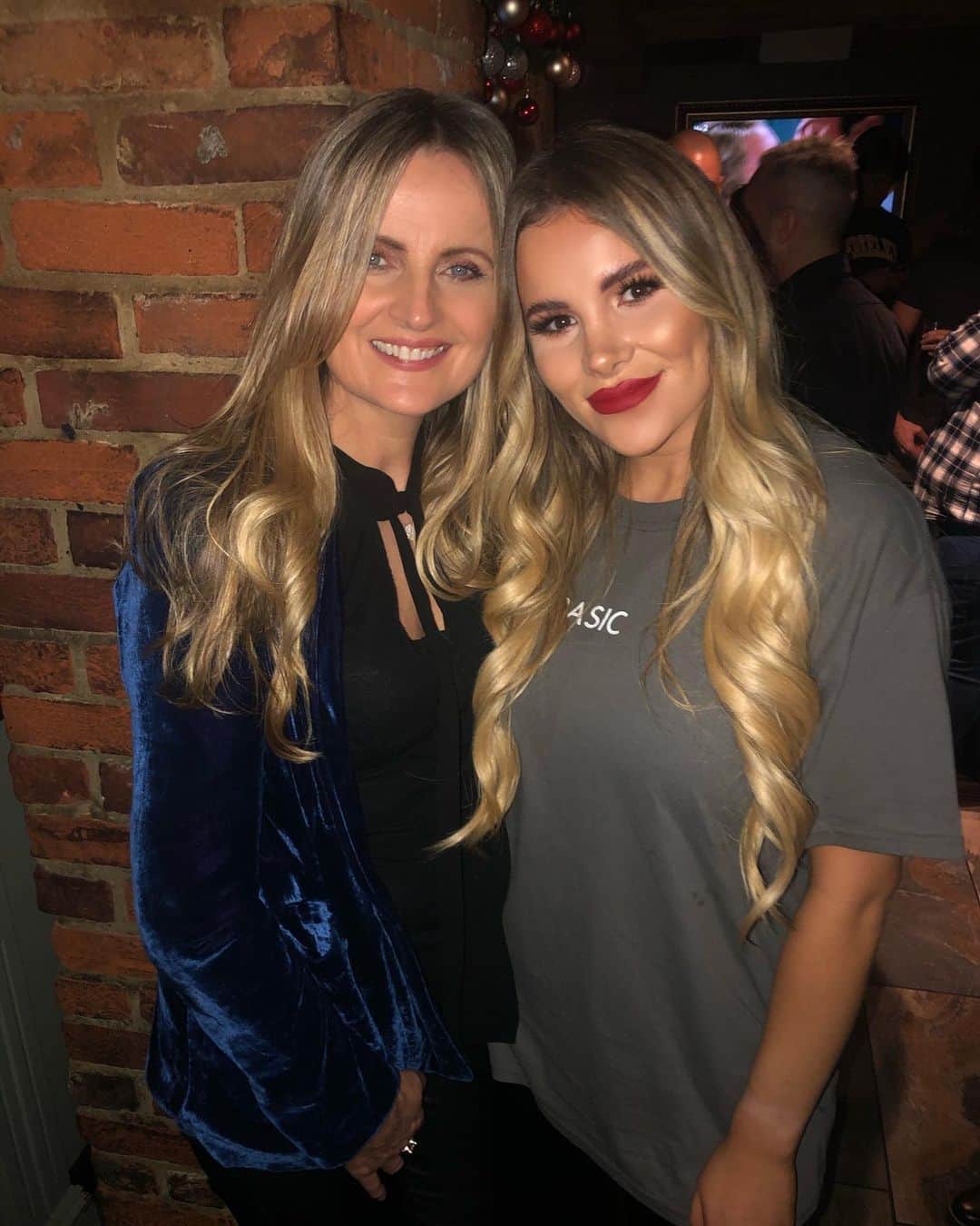 ジョージア・コウソウロウのインスタグラム：「Christmas Eve tradition with mum 💞💞🥰」