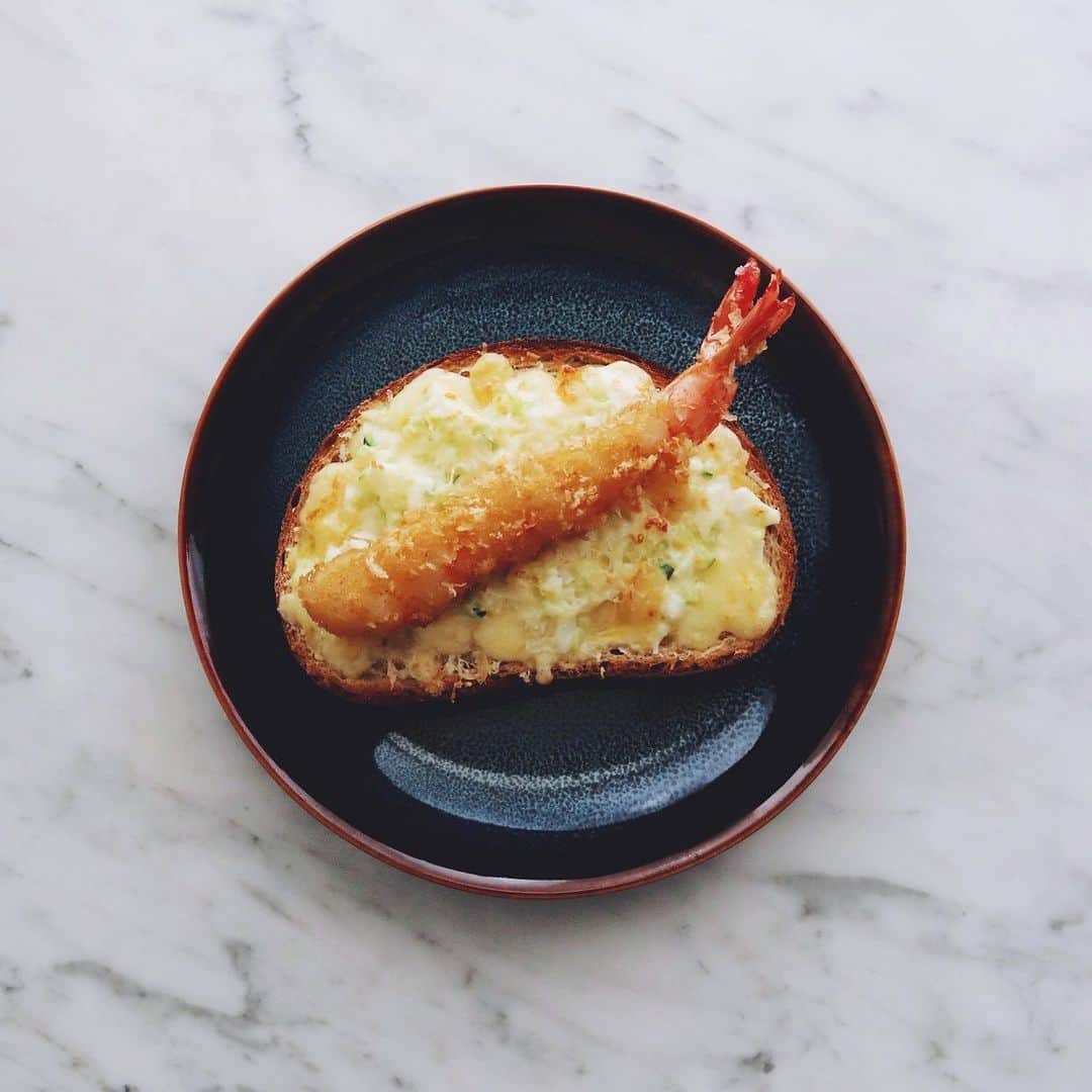 のインスタグラム：「cheese toast 🍤 . パンにチーズのせ、 タルタルを重ねて、 エビフライをのせ、 トーストしました。 残りものですけど 美味しいアレンジ。 . . #朝パン #朝食 #チーズトースト #cheesetoast」