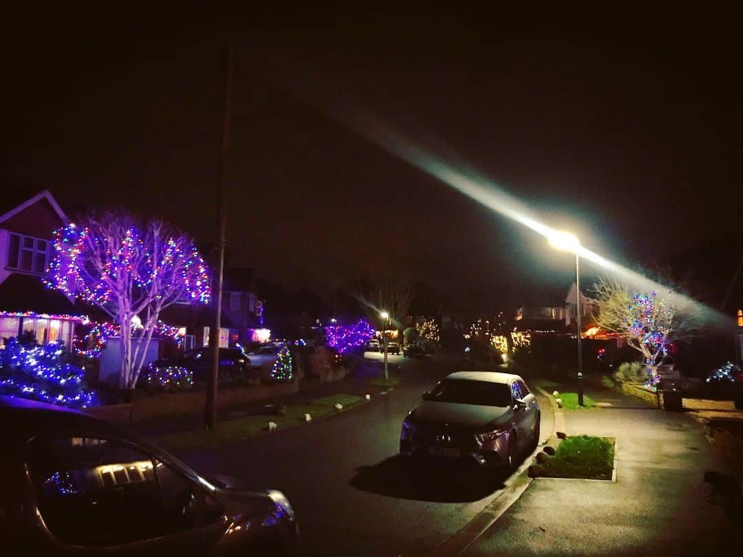 ケン・ロイドのインスタグラム：「Merry Christmas to everyone!  今、実家の玄関を一歩出ると、Londonというより、Las Vegasだ…:) My street has gone all Las Vegas...:)」